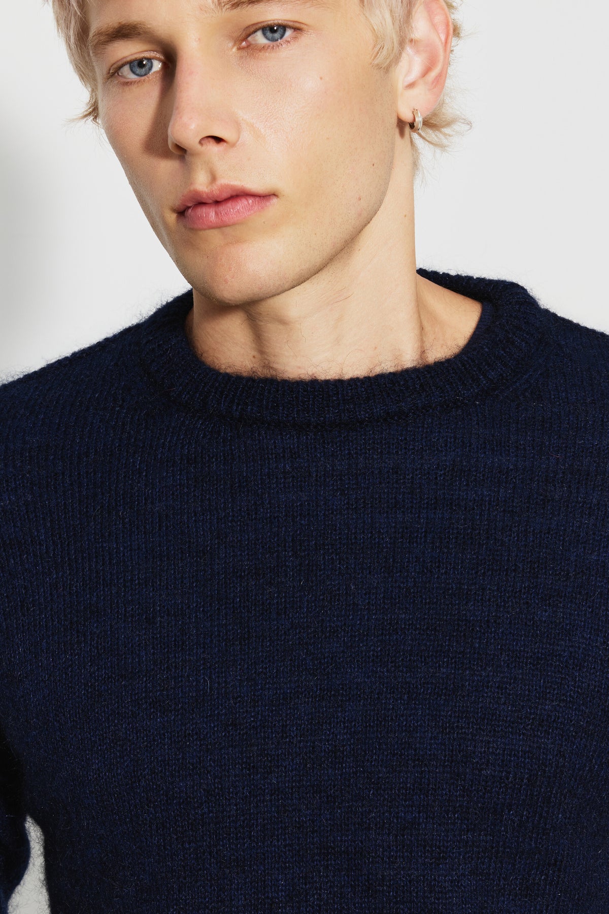 Pull mohair à manches longues homme bleu marine – portrait rapproché montrant le col rond et la maille duveteuse.