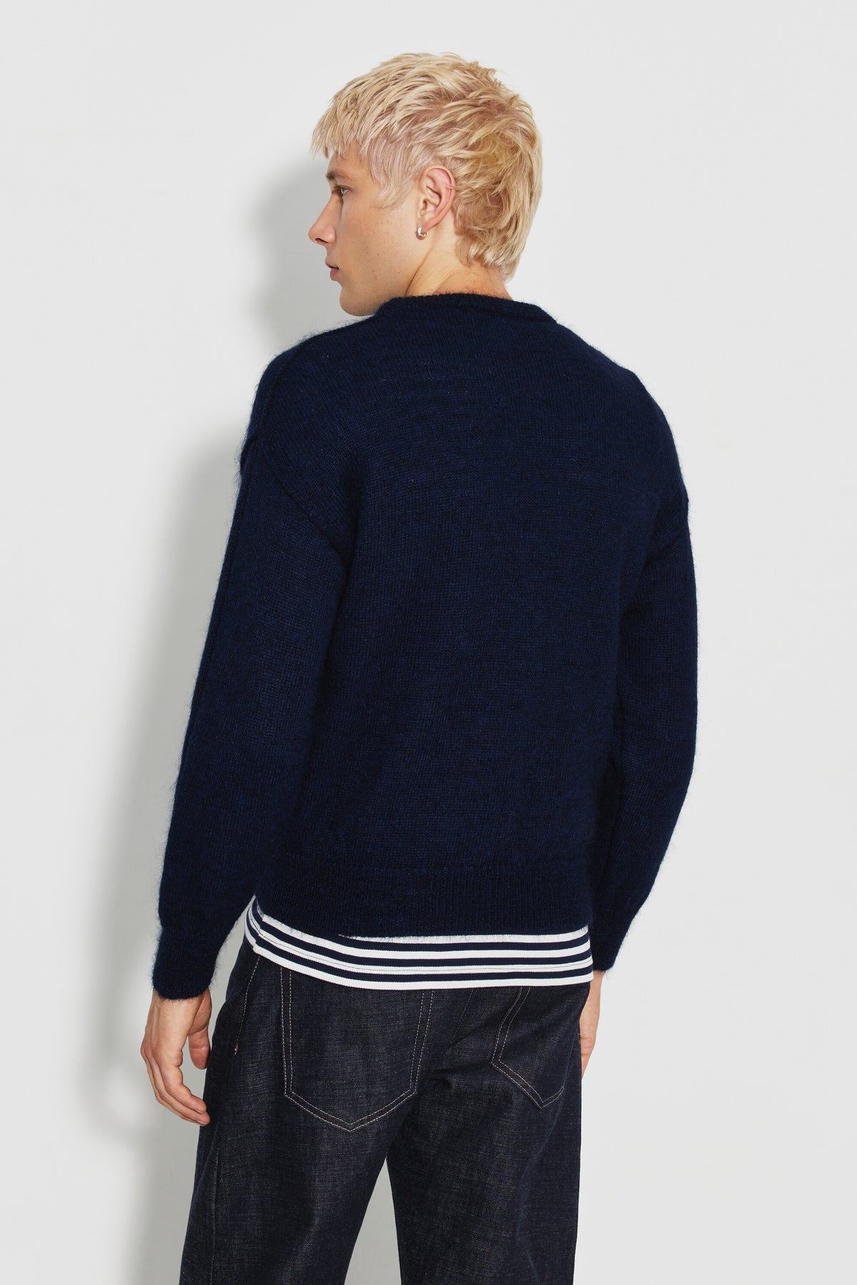 Pull mohair à manches longues homme bleu marine – vue de dos avec un jean brut.