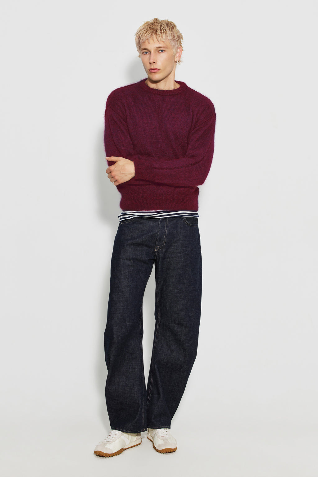 Pull homme bordeaux en mohair à manches longues, vue de face en pied avec un jean.