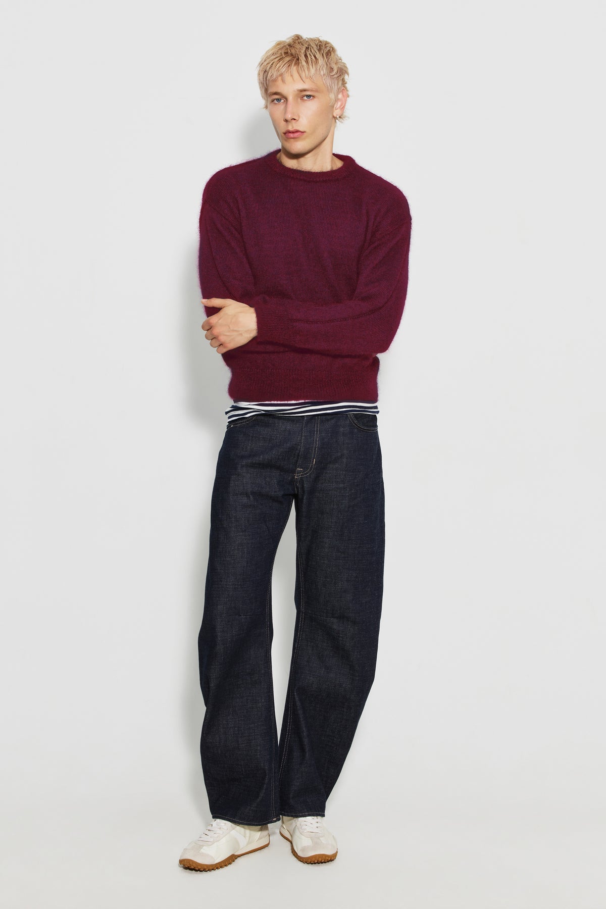 Pull homme bordeaux en mohair à manches longues, vue de face en pied avec un jean.