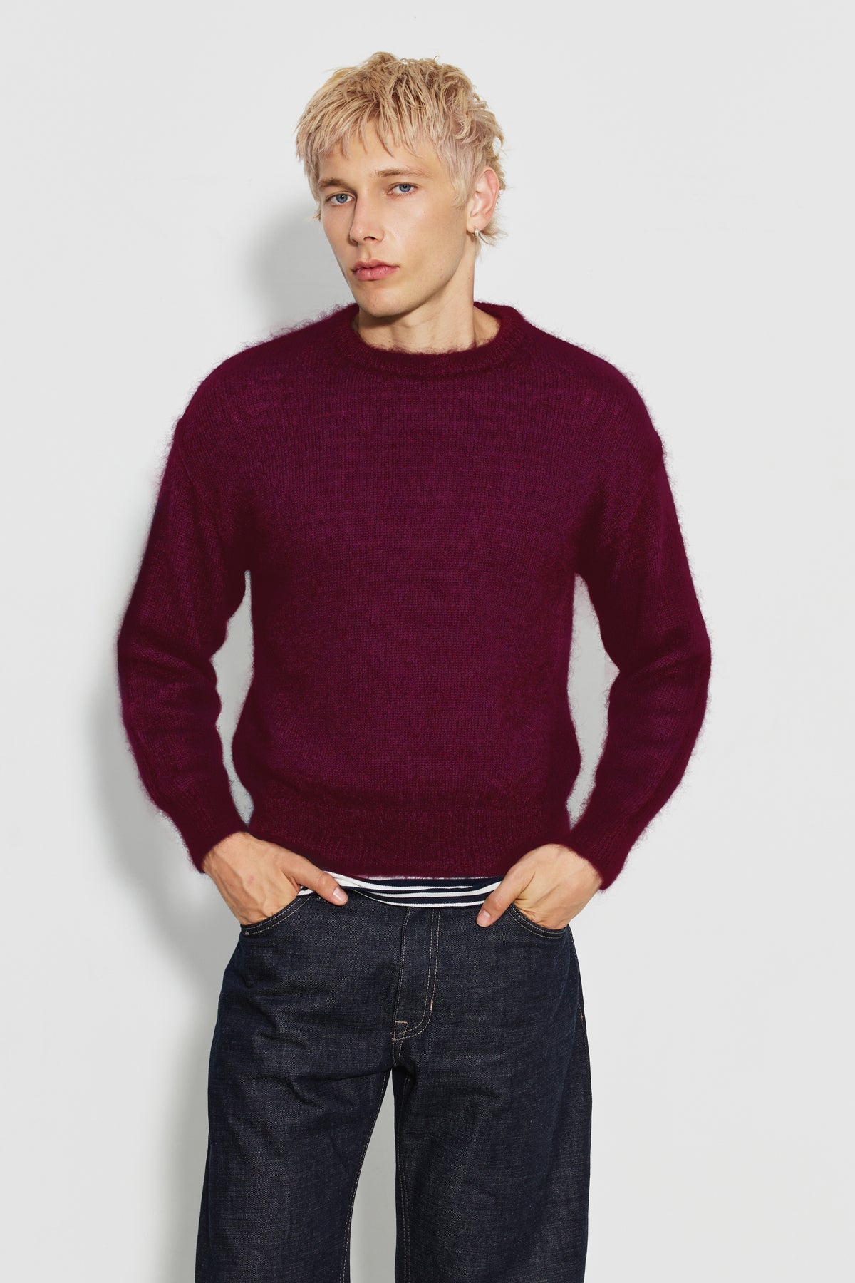 Pull homme bordeaux en mohair à manches longues, vue de face montrant le col rond et les manches.