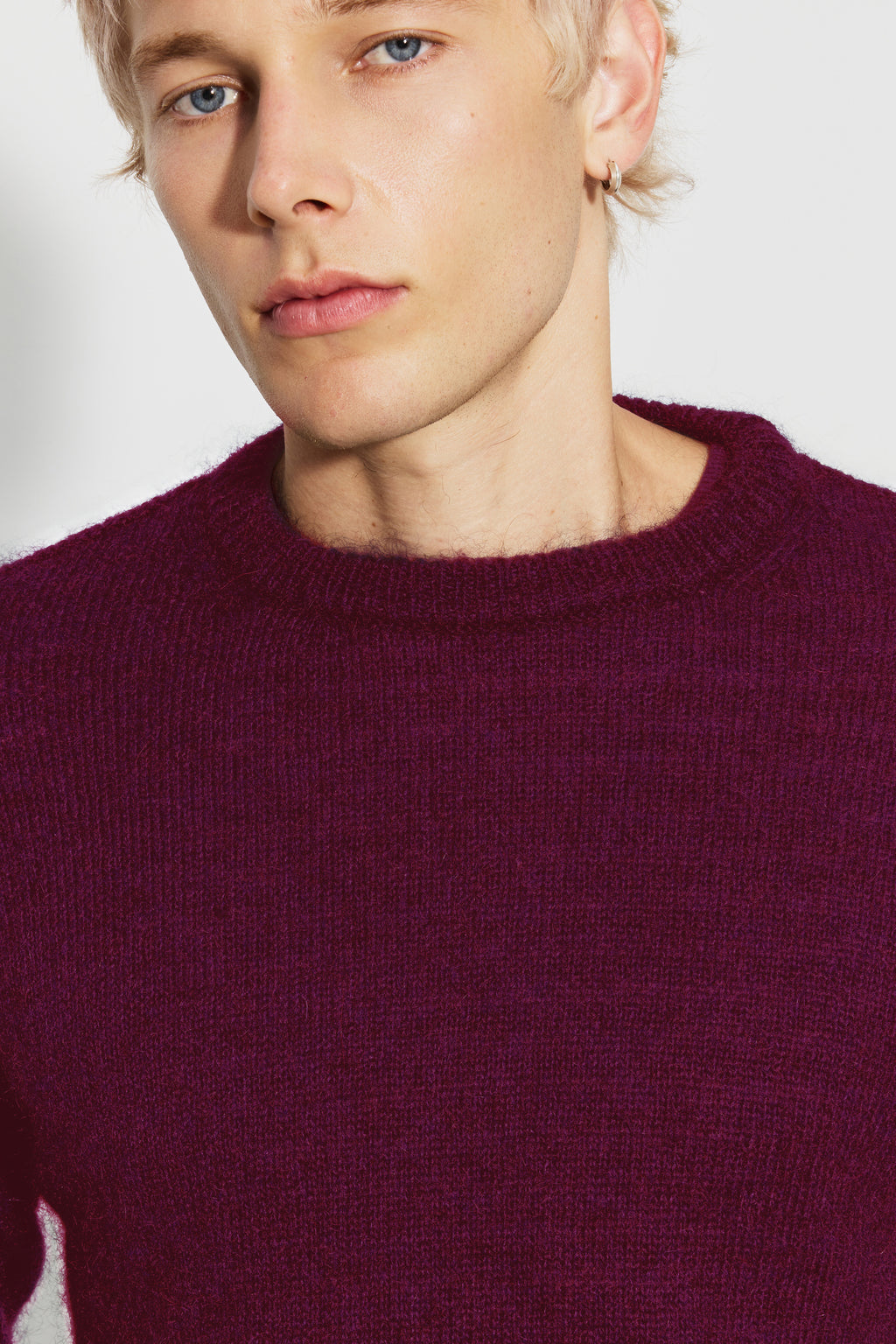 Pull homme bordeaux en mohair à manches longues, détail du col rond et de la maille.