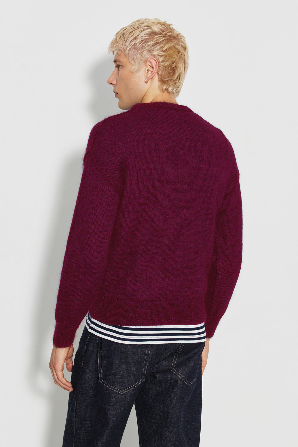 Pull homme bordeaux en mohair à manches longues, vue de dos.