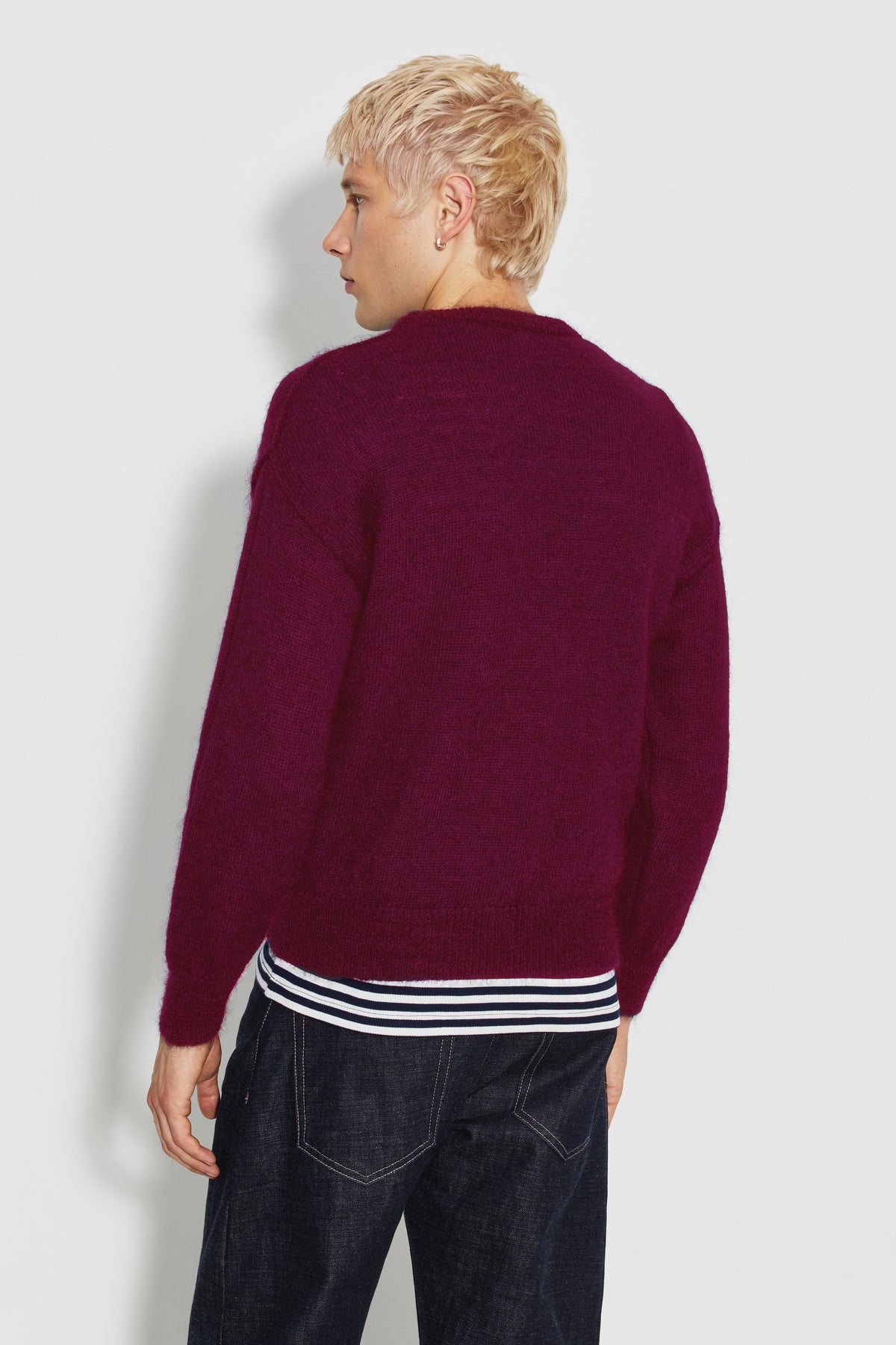 Pull homme bordeaux en mohair à manches longues, vue de dos.