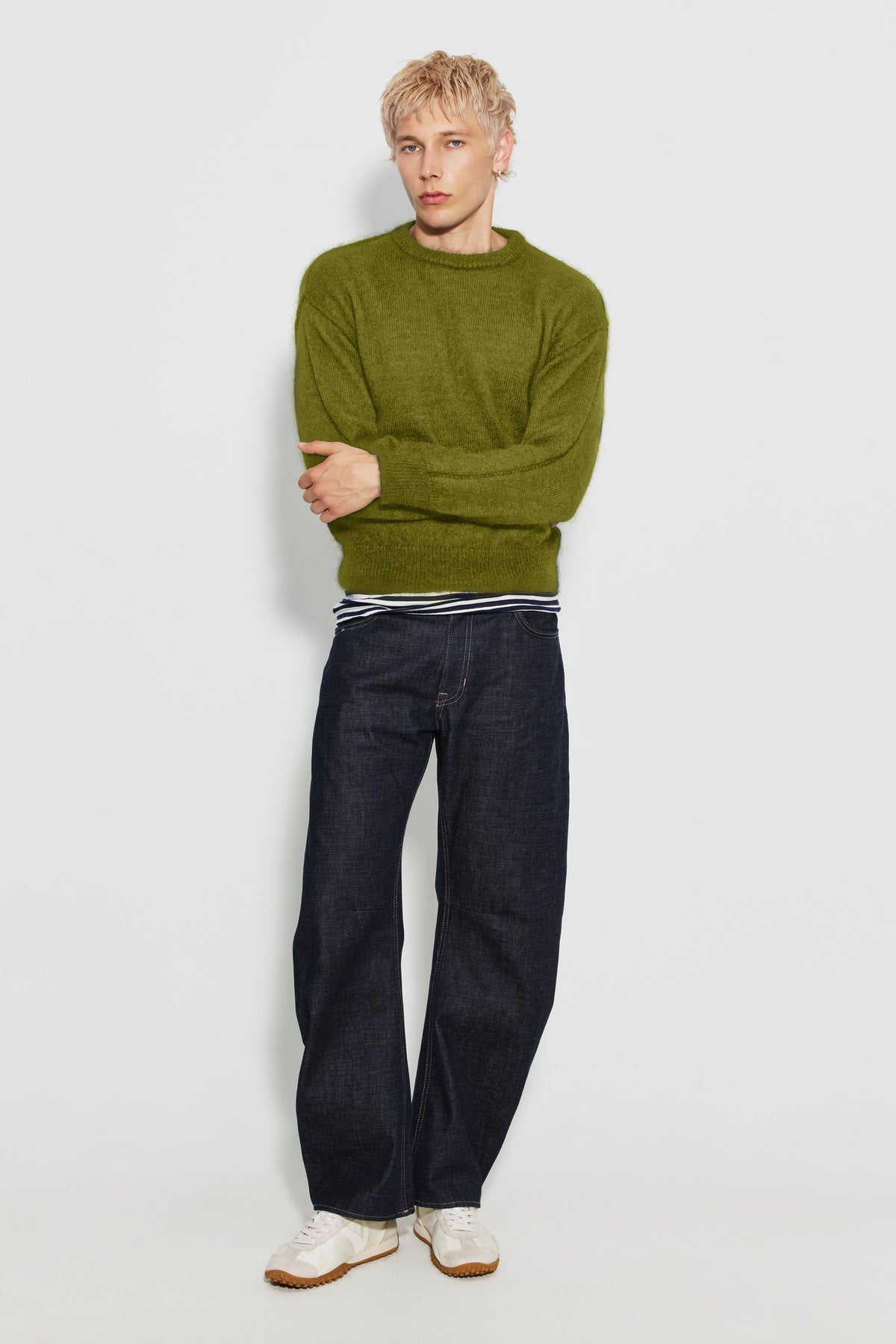 Pull homme vert mousse en mohair à manches longues, vue de face en pied avec un jean.