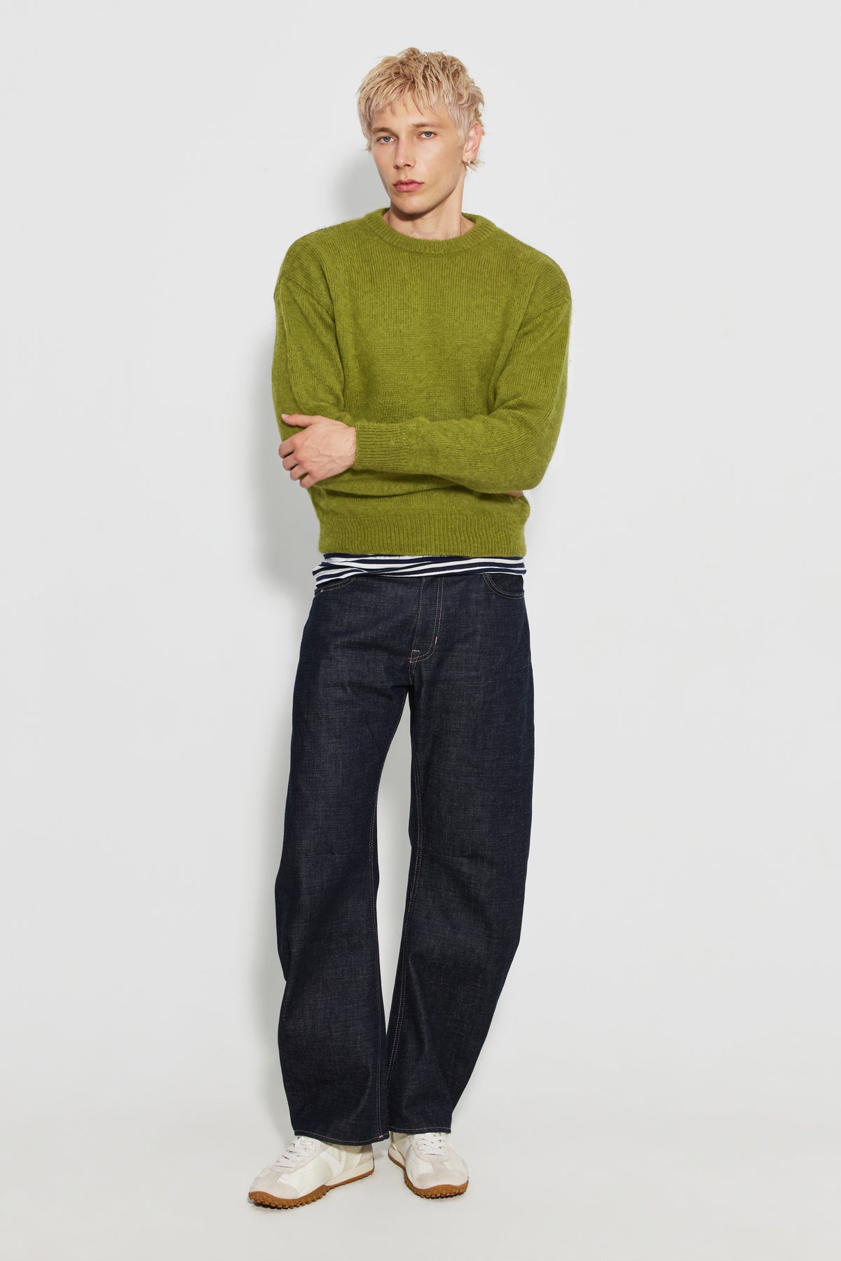 Pull homme vert mousse en mohair à manches longues, vue de face en pied avec un jean.