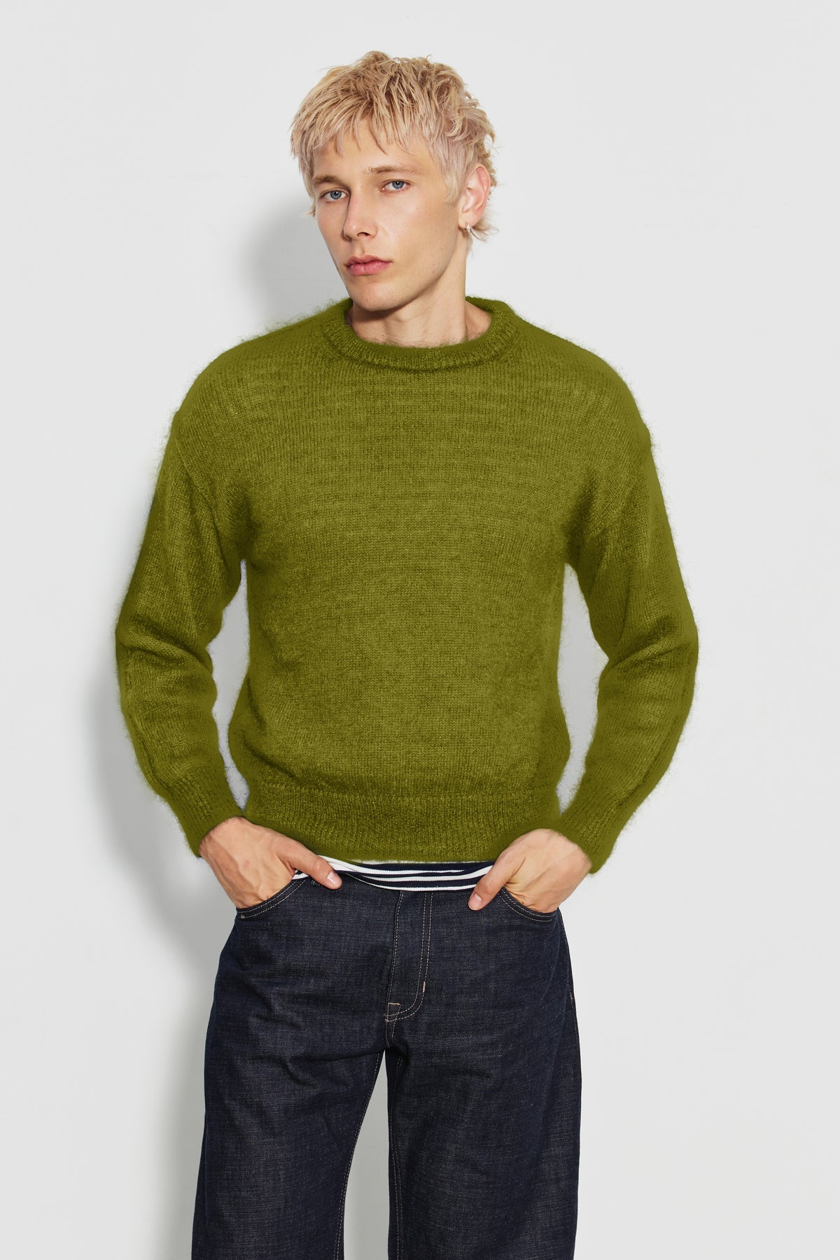 Pull homme vert mousse en mohair à manches longues, vue de face montrant le col rond et les manches.