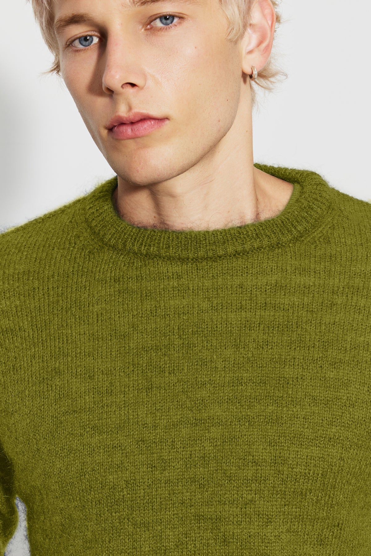 Pull homme vert mousse en mohair à manches longues, détail du col rond et de la maille.