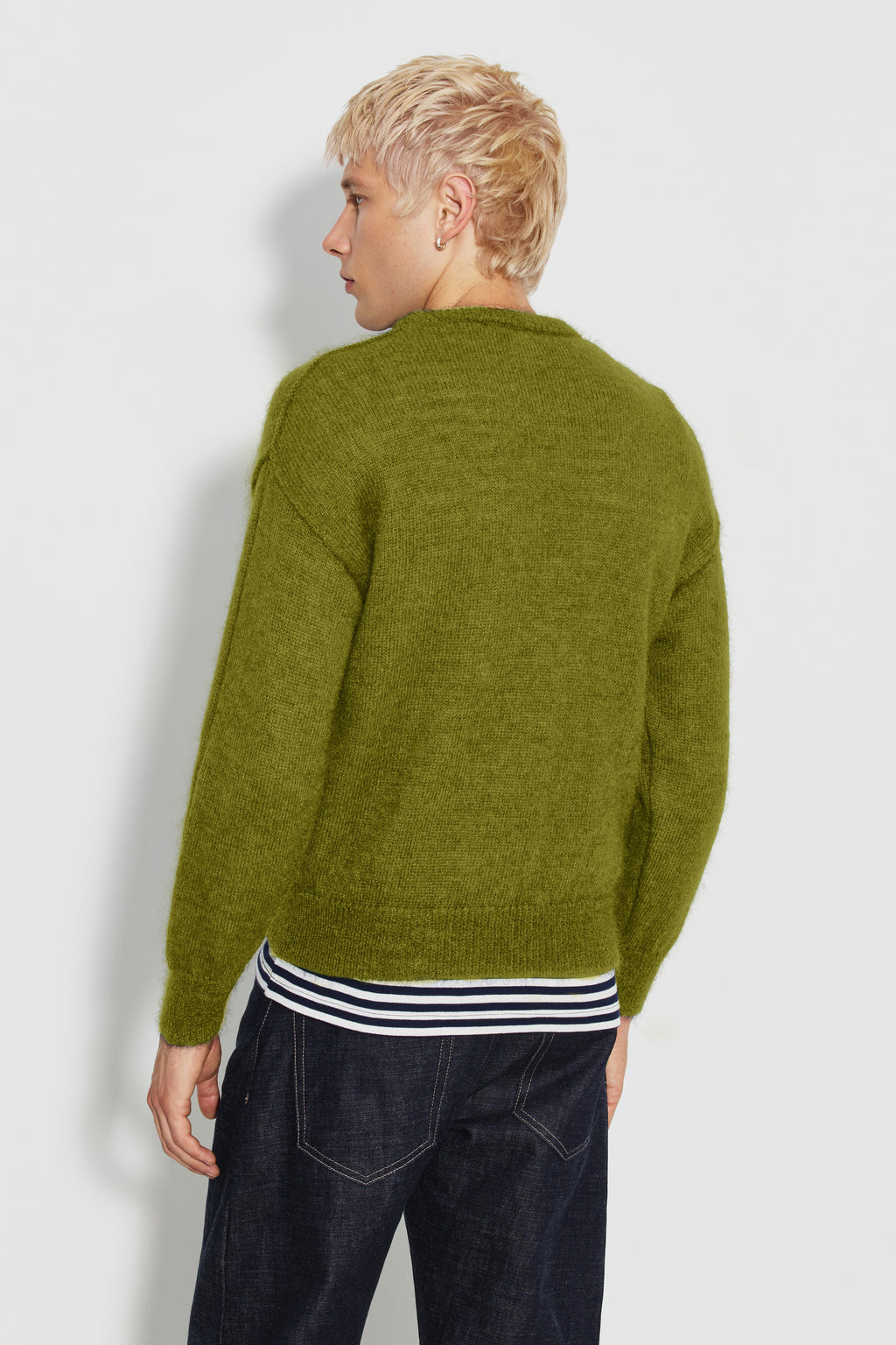 Pull homme vert mousse en mohair à manches longues, vue de dos.