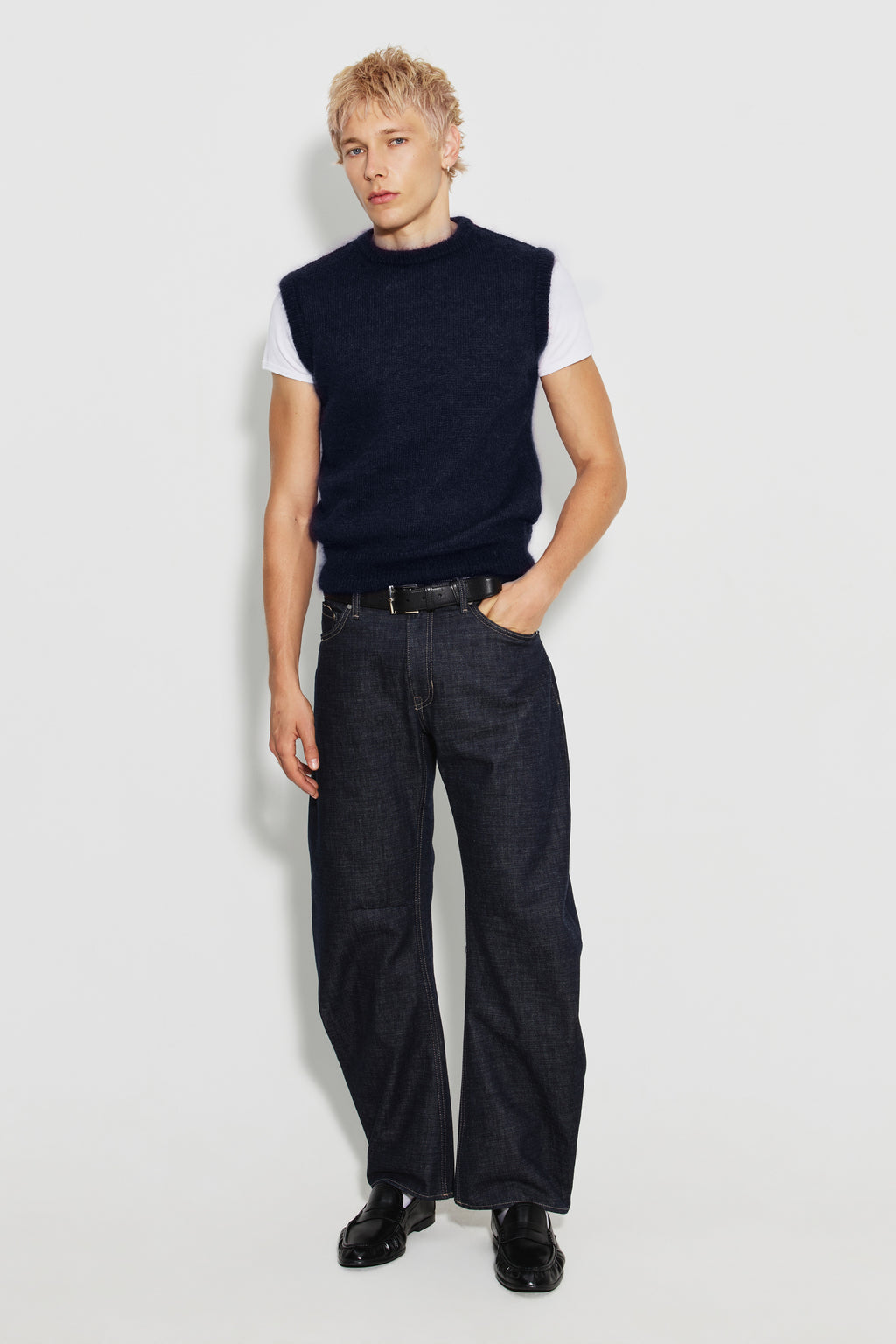 Pull homme bleu marine en mohair sans manches, vue de face en pied sur un maillot de corps blanc.
