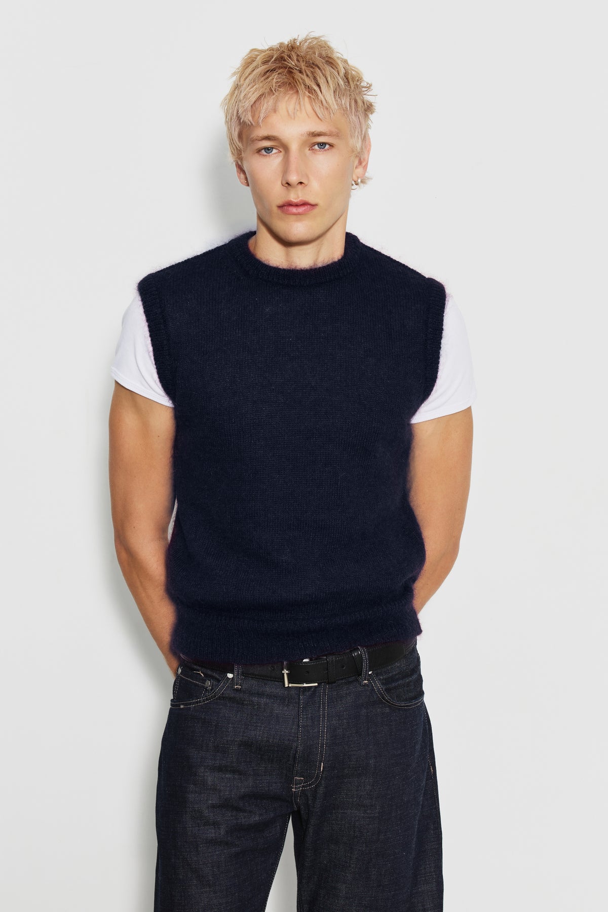 Pull homme bleu marine en mohair sans manches, vue de face sur un maillot de corps blanc.