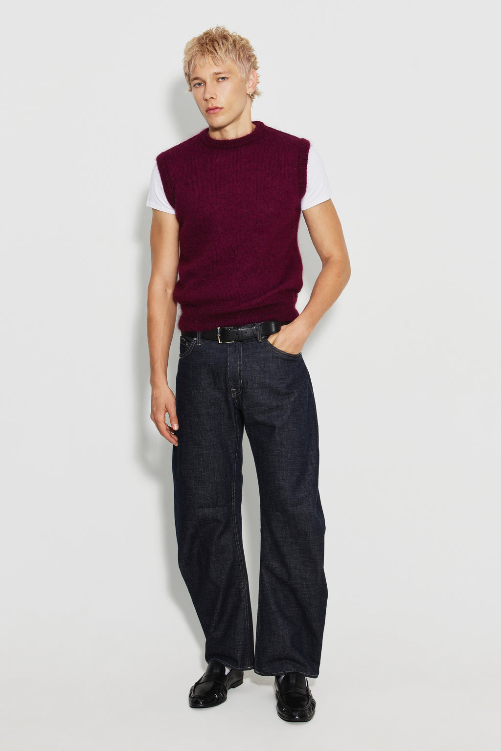 Pull mohair sans manches homme bordeaux – vue de face en pied, porté sur un tee-shirt blanc avec un jean brut.