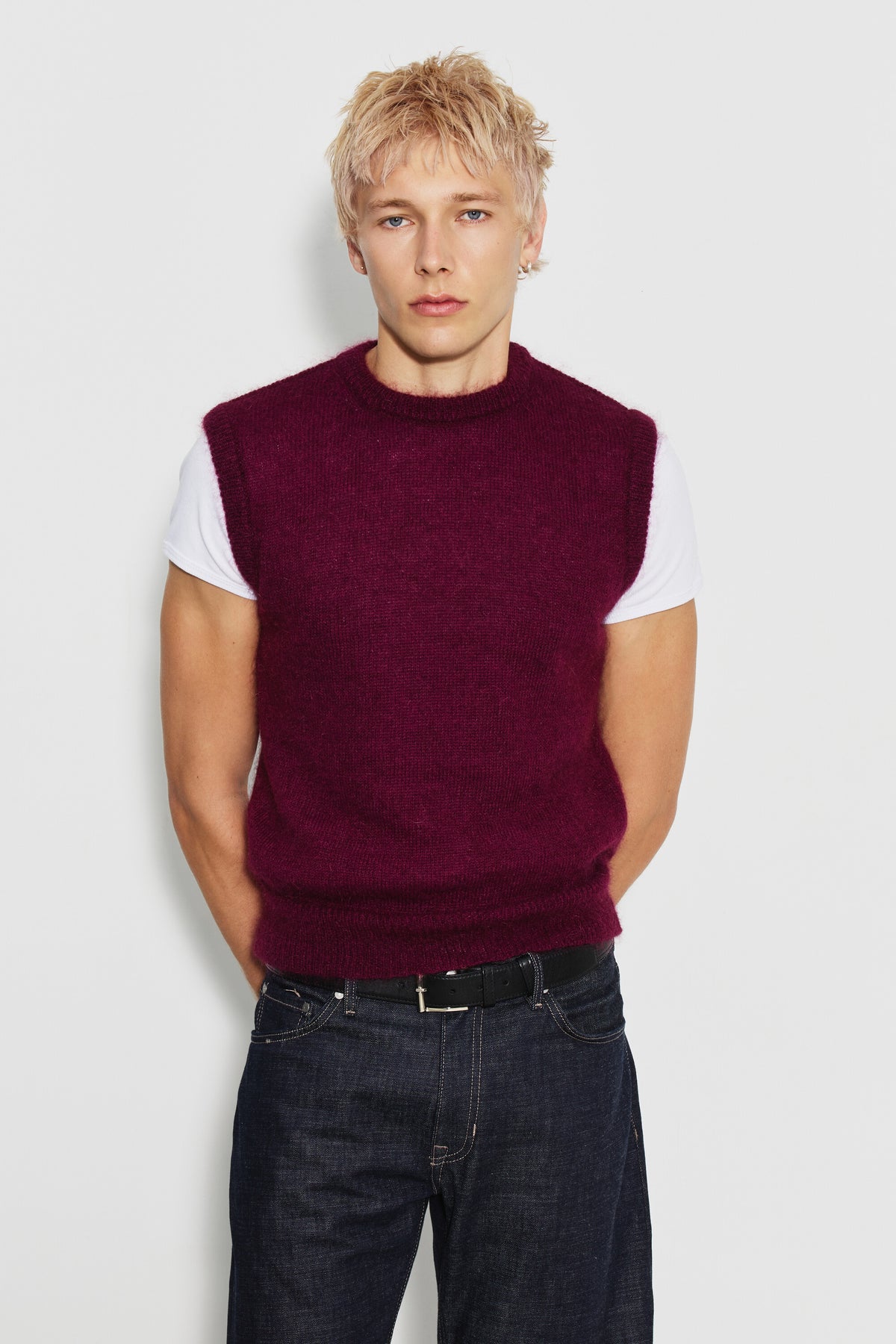 Pull mohair sans manches homme bordeaux – vue de face, porté sur un tee-shirt blanc.