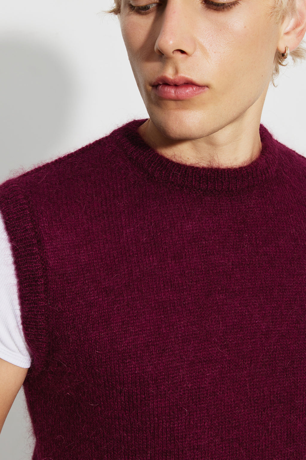 Pull mohair sans manches homme bordeaux – gros plan sur le col rond et la maille, porté sur un tee-shirt blanc.