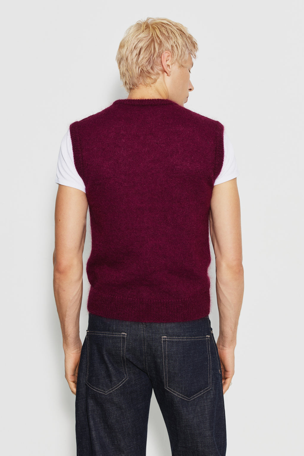 Pull mohair sans manches homme bordeaux – vue de dos, porté sur un tee-shirt blanc avec un jean brut.