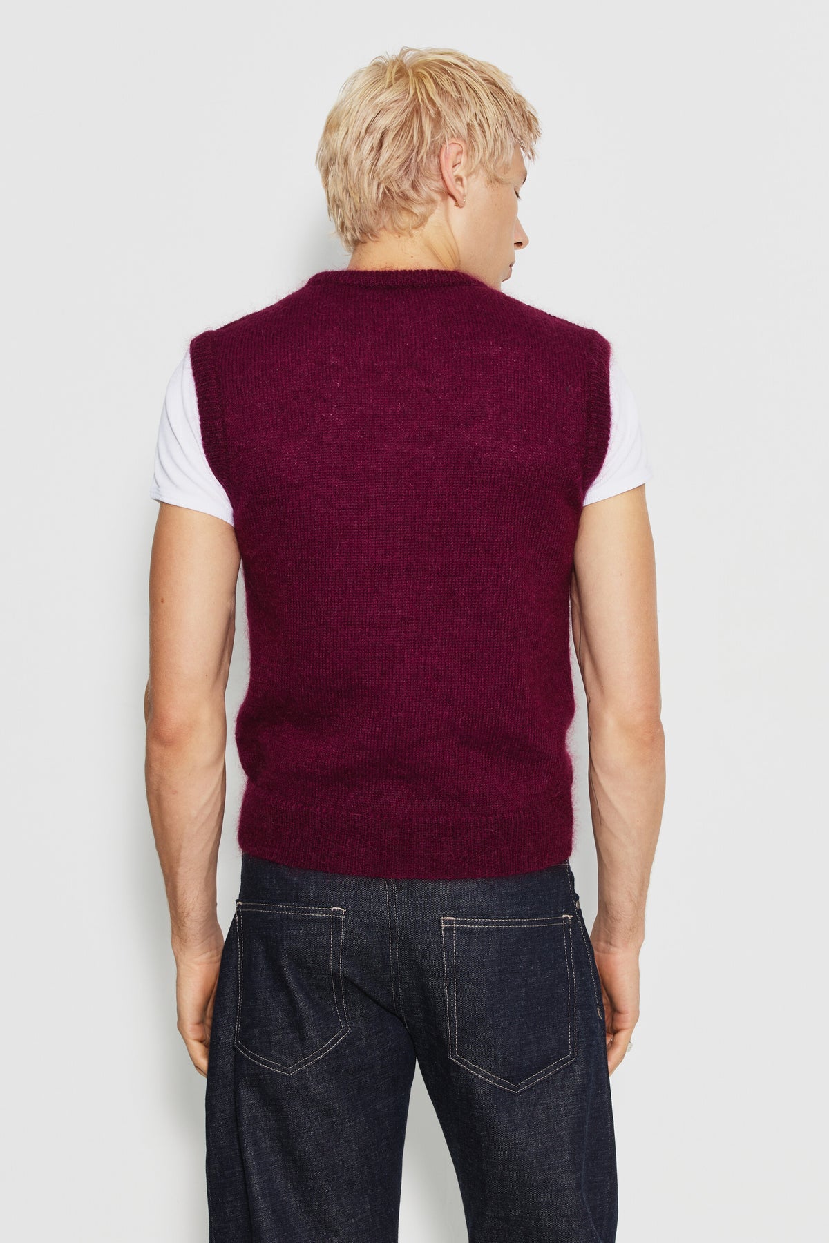 Pull mohair sans manches homme bordeaux – vue de dos, porté sur un tee-shirt blanc avec un jean brut.