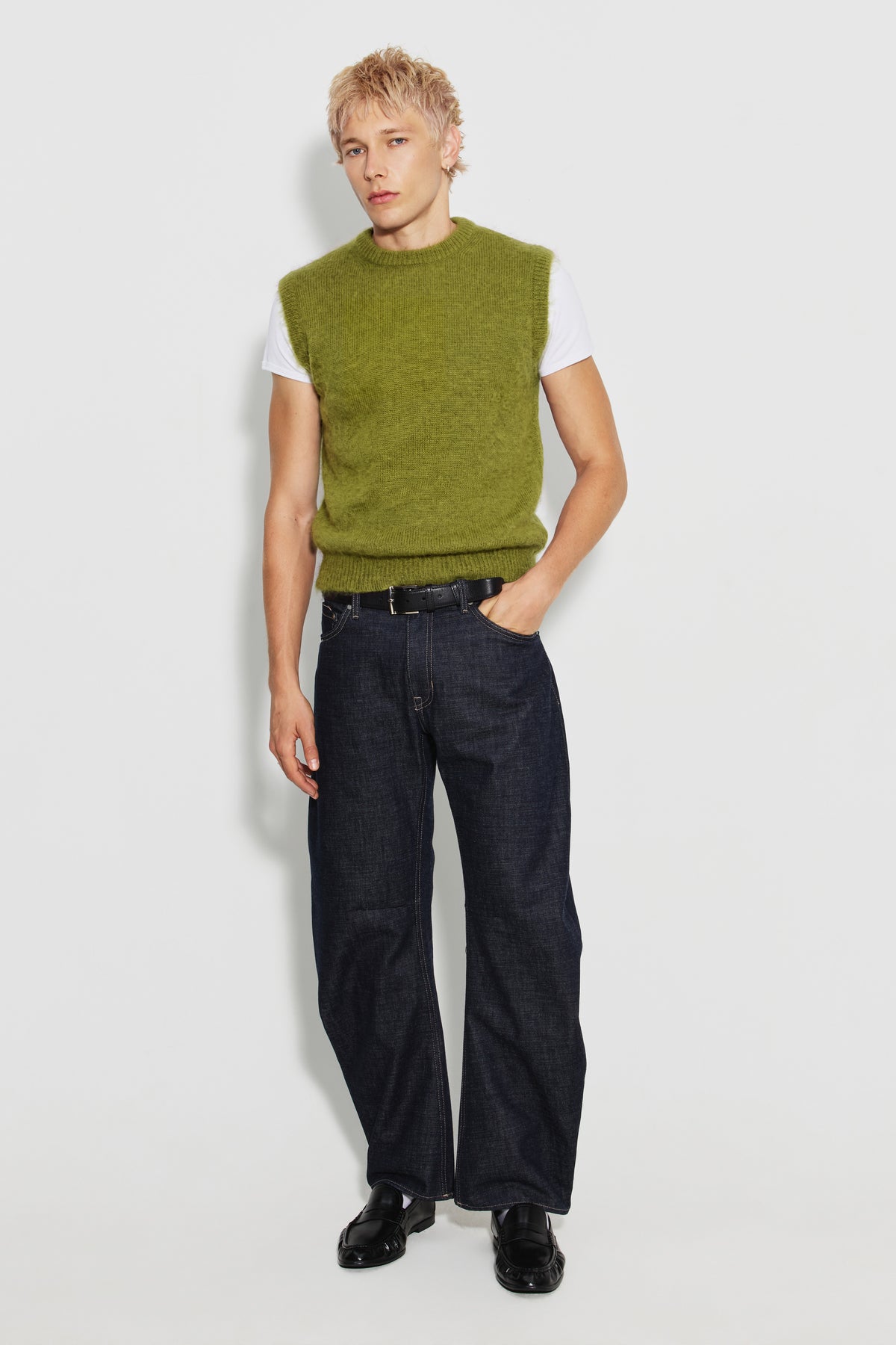 Pull Mohair sans manches vert mousse, porté par un homme, vue 01.