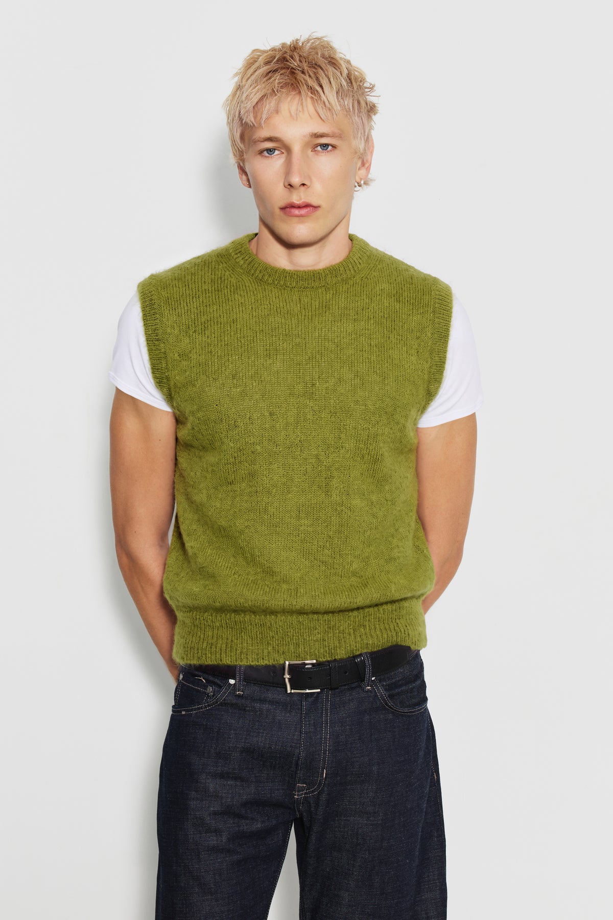 Pull Mohair sans manches vert mousse, porté par un homme, vue 02.