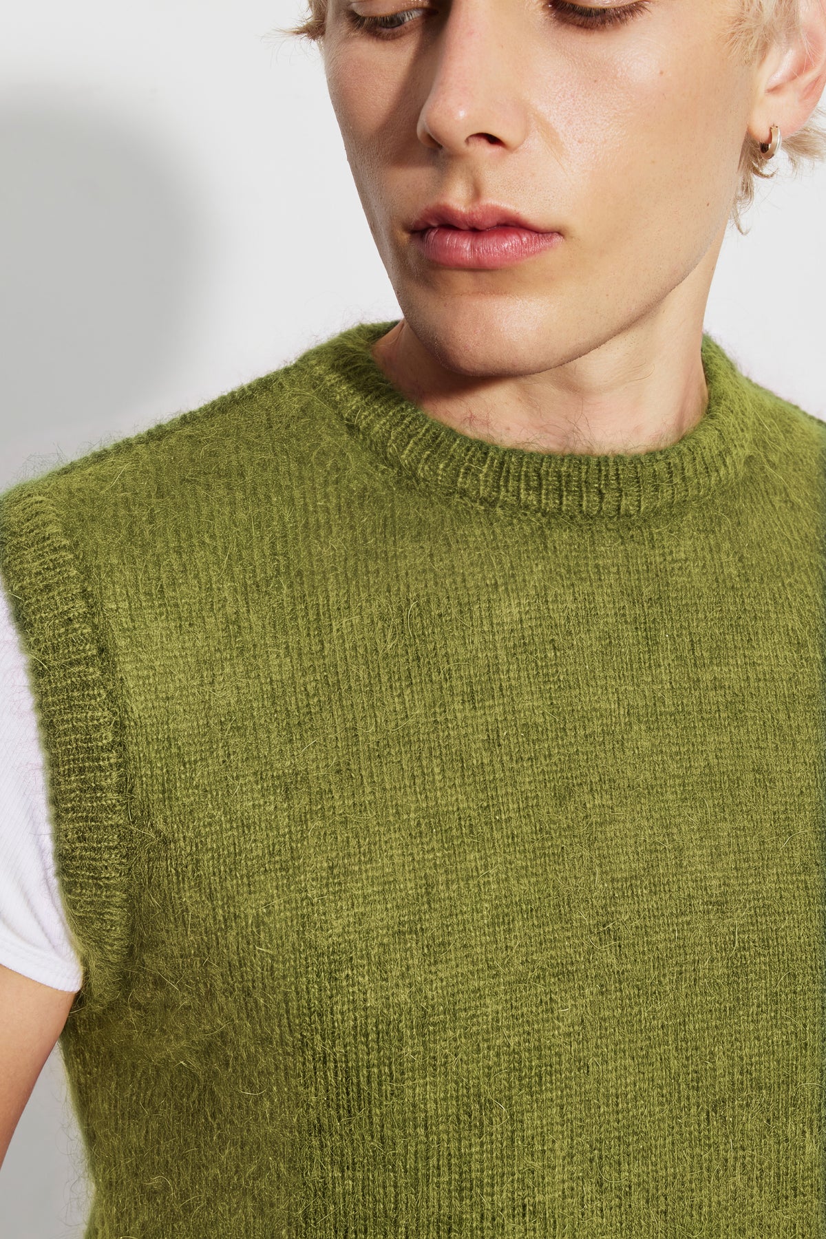 Pull Mohair sans manches vert mousse, porté par un homme, vue 03.
