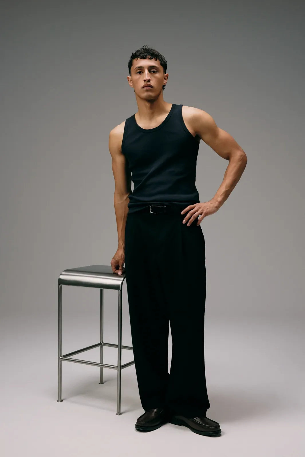 débardeur noir homme avec pantalon noir