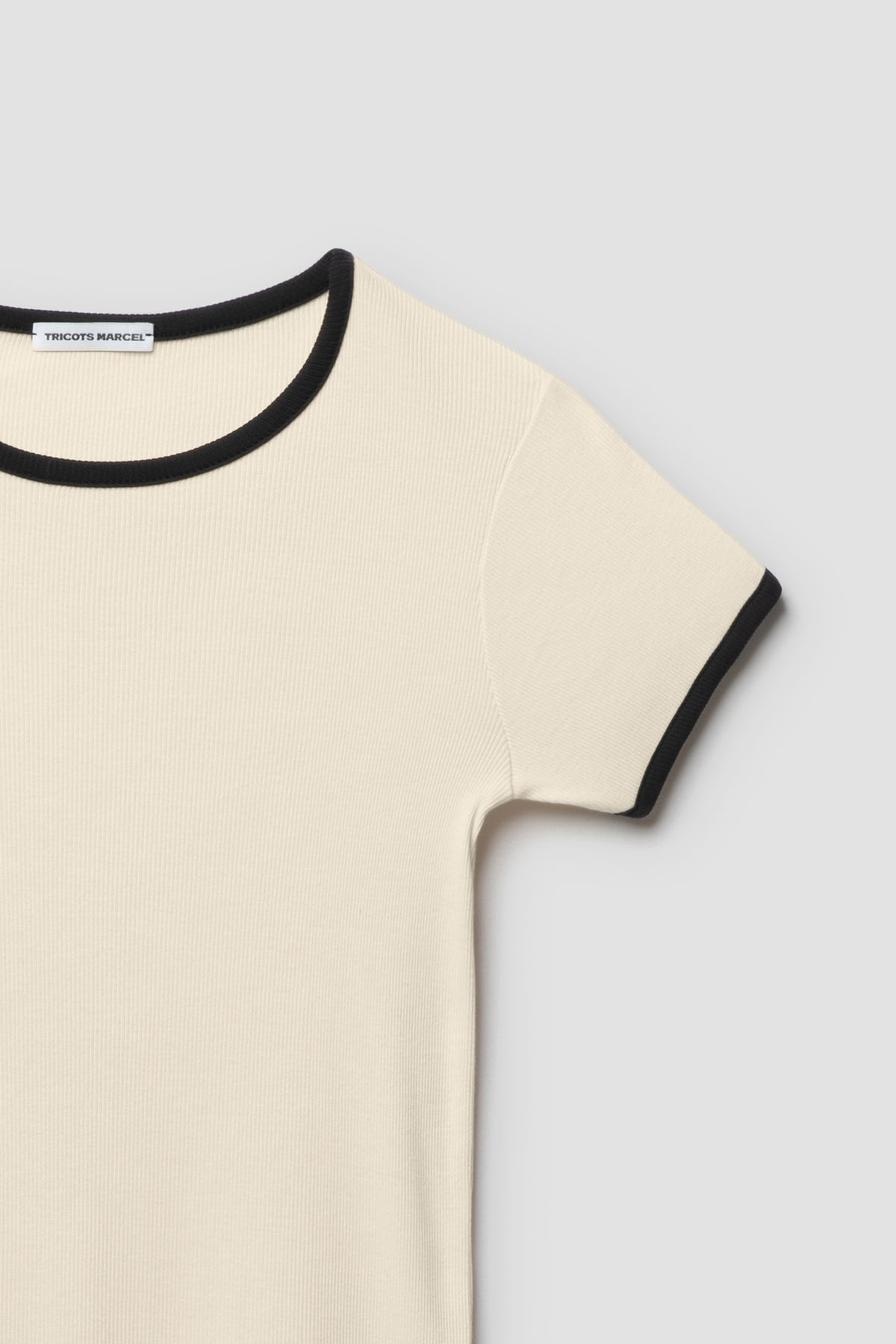 Maillot de corps homme et femme bicolore écru et noir à manches courtes en coton Pima côtelé, détail du col rond et de la manche bordés de noir. Made in France.
