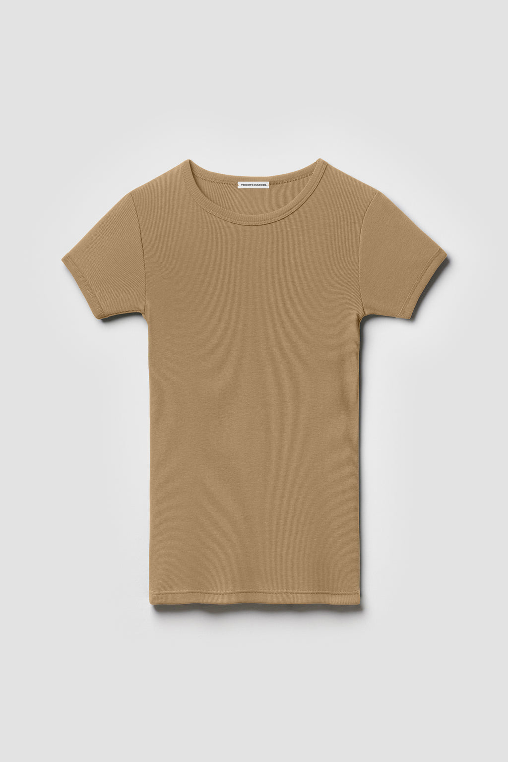Maillot de corps beige kraft à manches courtes en coton Pima côtelé, vue de face sur fond clair.