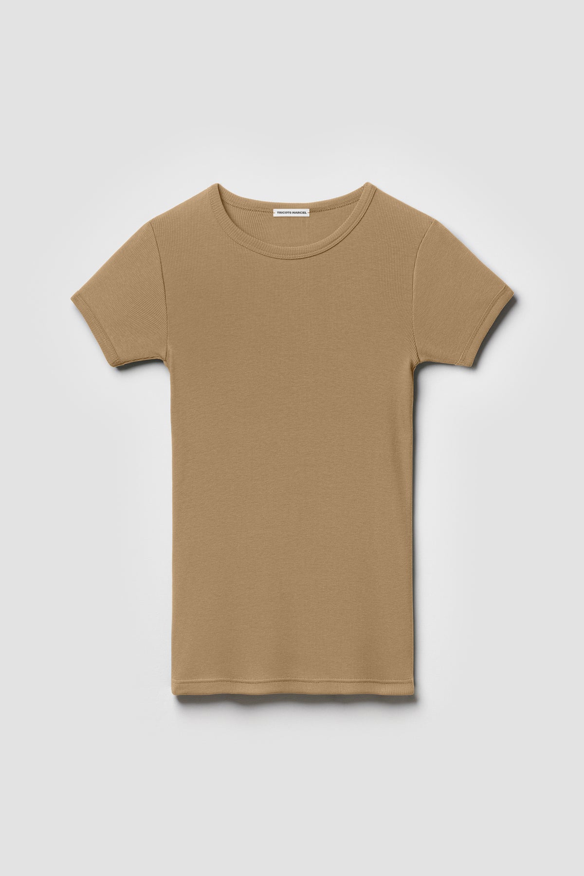 Maillot de corps beige kraft à manches courtes en coton Pima côtelé, vue de face sur fond clair.
