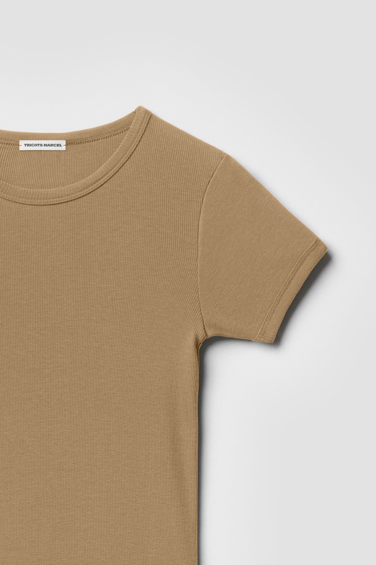 Maillot de corps beige kraft à manches courtes en coton Pima côtelé, détail du col rond, de l’épaule et de la manche.