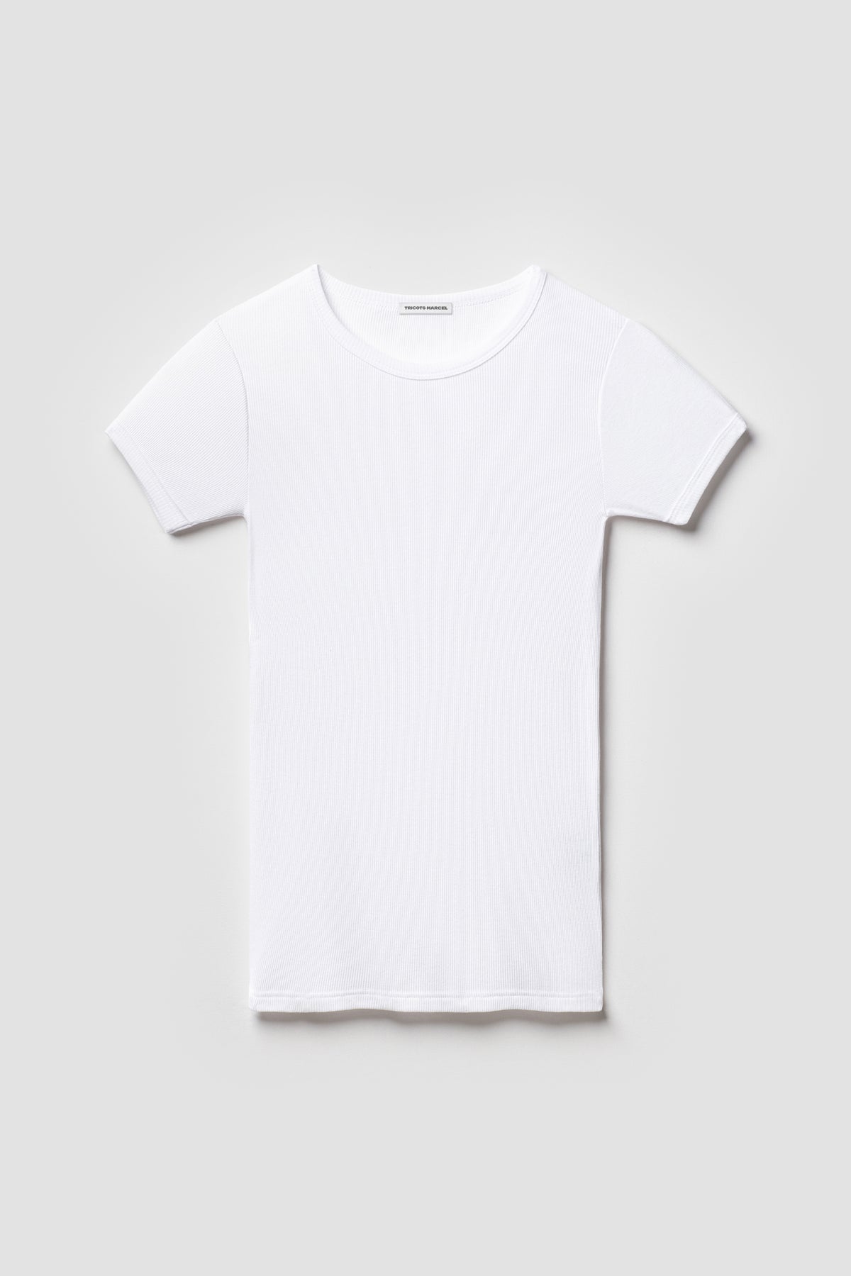 Maillot de corps homme et femme blanc à manches courtes en coton Pima côtelé, vue de face sur fond clair.
