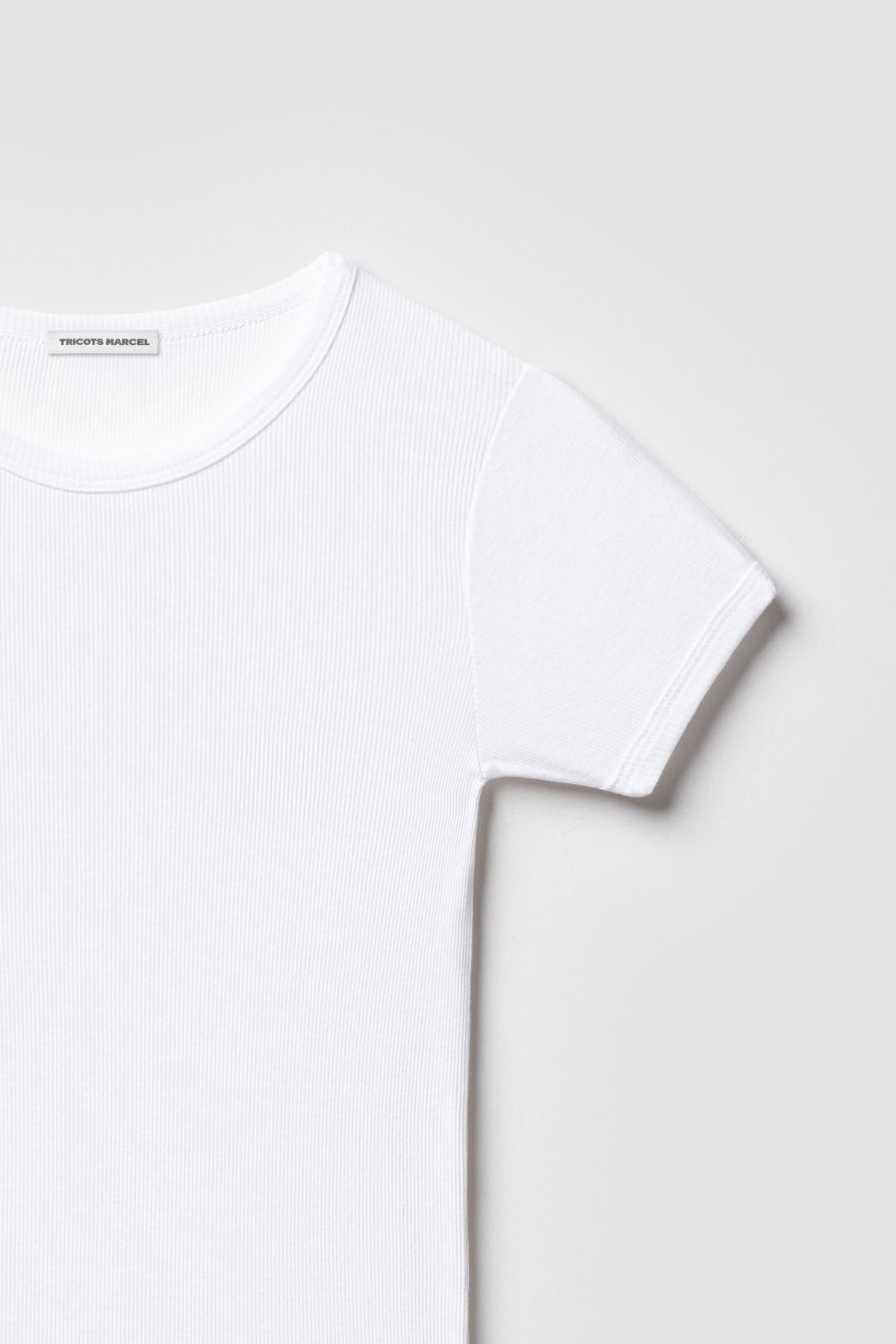 Maillot de corps homme et femme blanc à manches courtes en coton Pima côtelé, détail du col rond et de la manche. Made in France.
