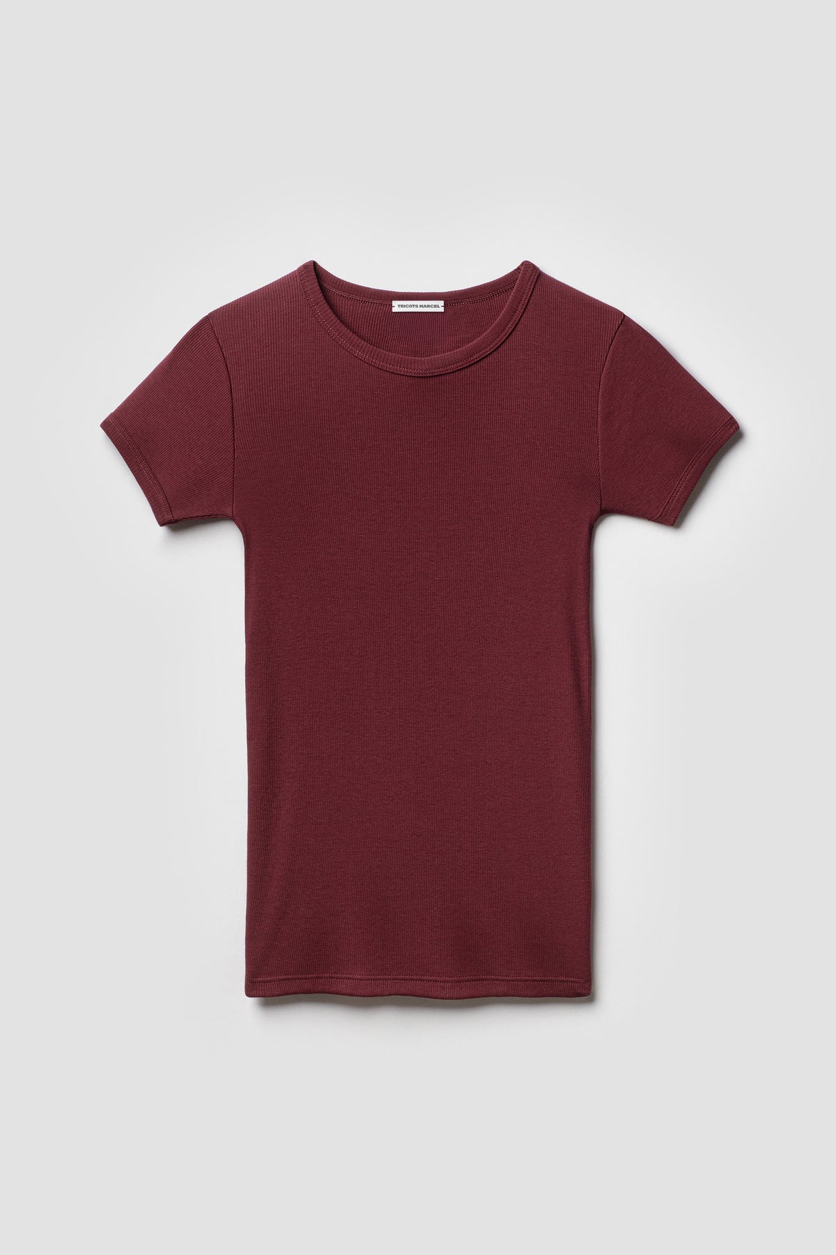 Maillot de corps bordeaux à manches courtes en coton Pima côtelé, vue de face sur fond clair.