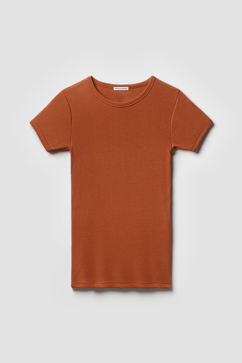 Maillot de corps marron cognac à manches courtes en coton Pima côtelé, vue de face sur fond clair.