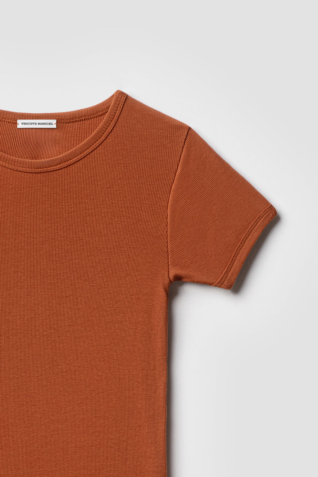 Maillot de corps marron cognac à manches courtes en coton Pima côtelé, détail du col rond, de l’épaule et de la manche.