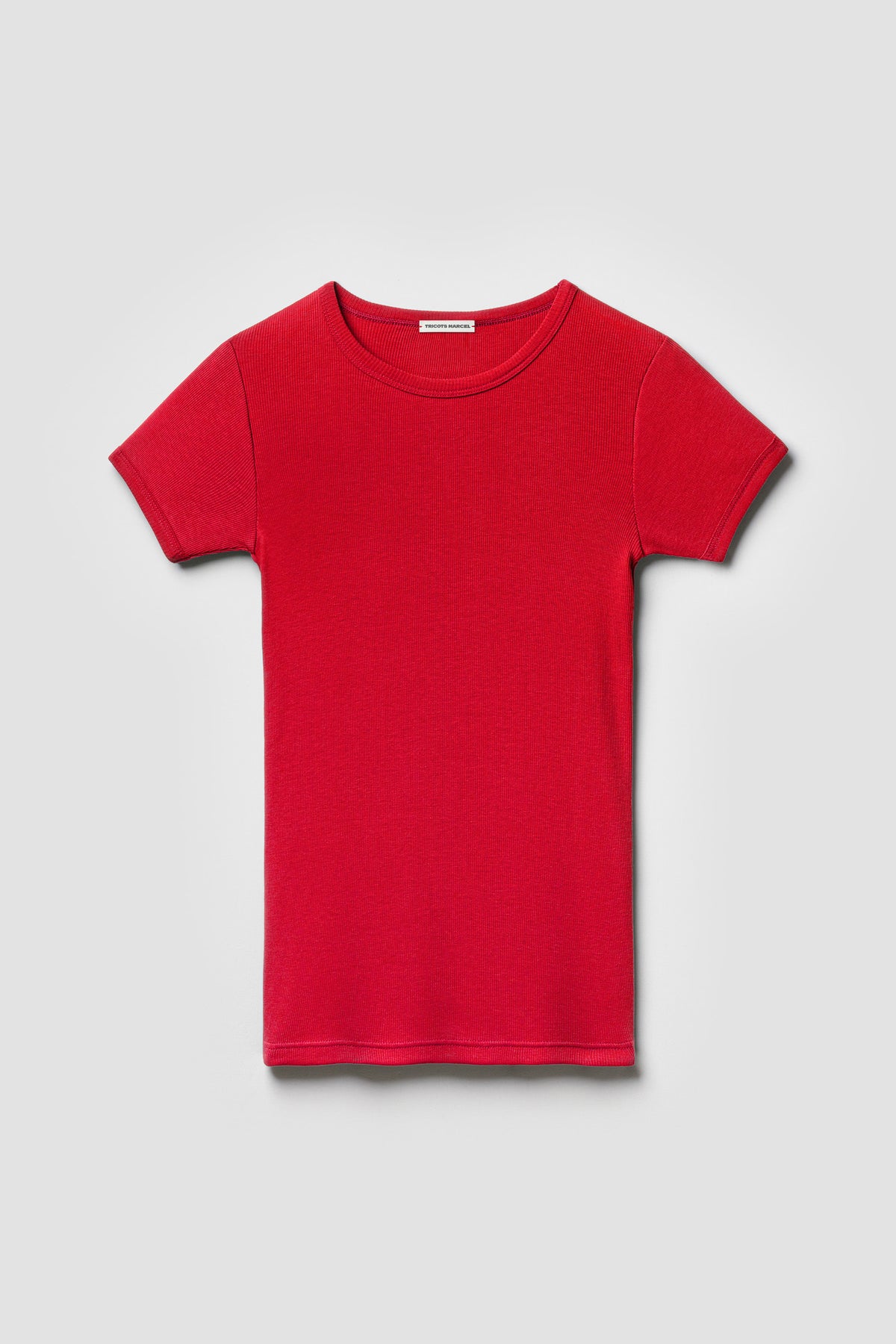 Maillot de corps rouge à manches courtes en coton Pima côtelé, vue de face sur fond clair.