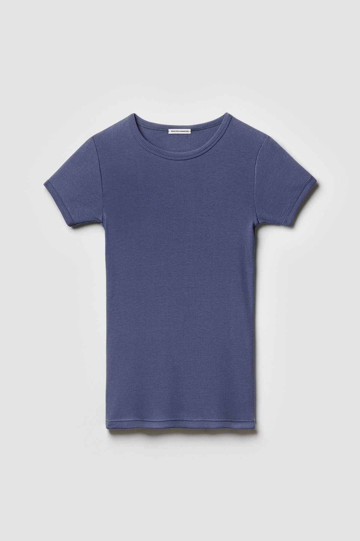 Maillot de corps violet denim à manches courtes en coton Pima côtelé, vue de face sur fond clair.