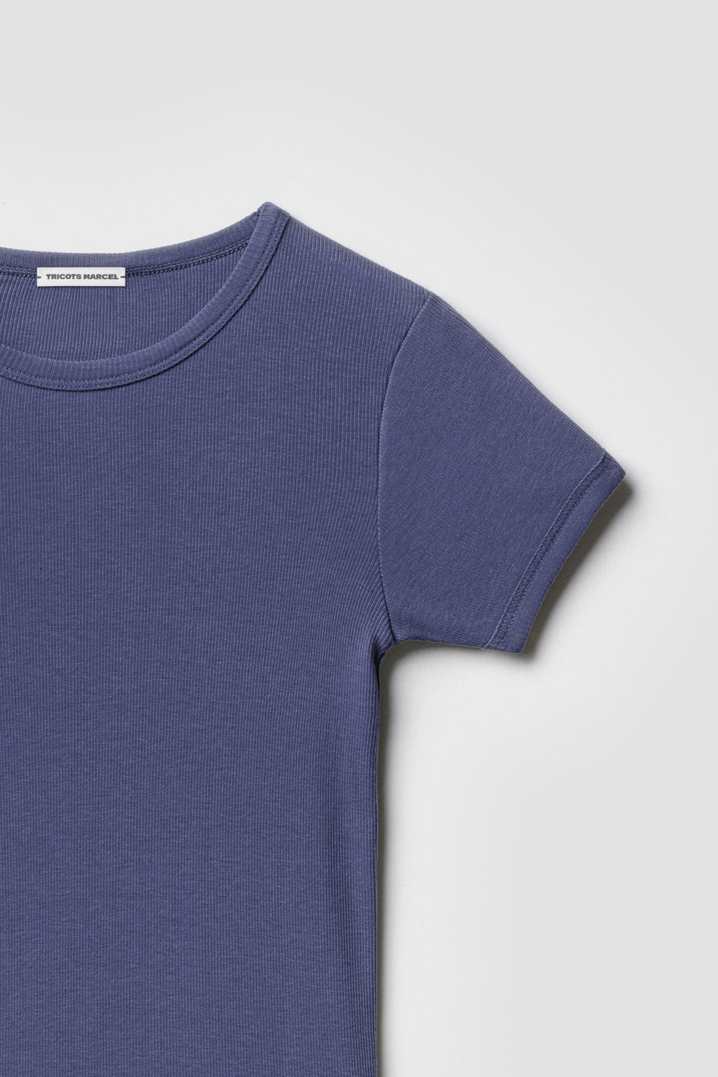 Maillot de corps violet denim à manches courtes en coton Pima côtelé, détail du col rond, de l’épaule et de la manche.