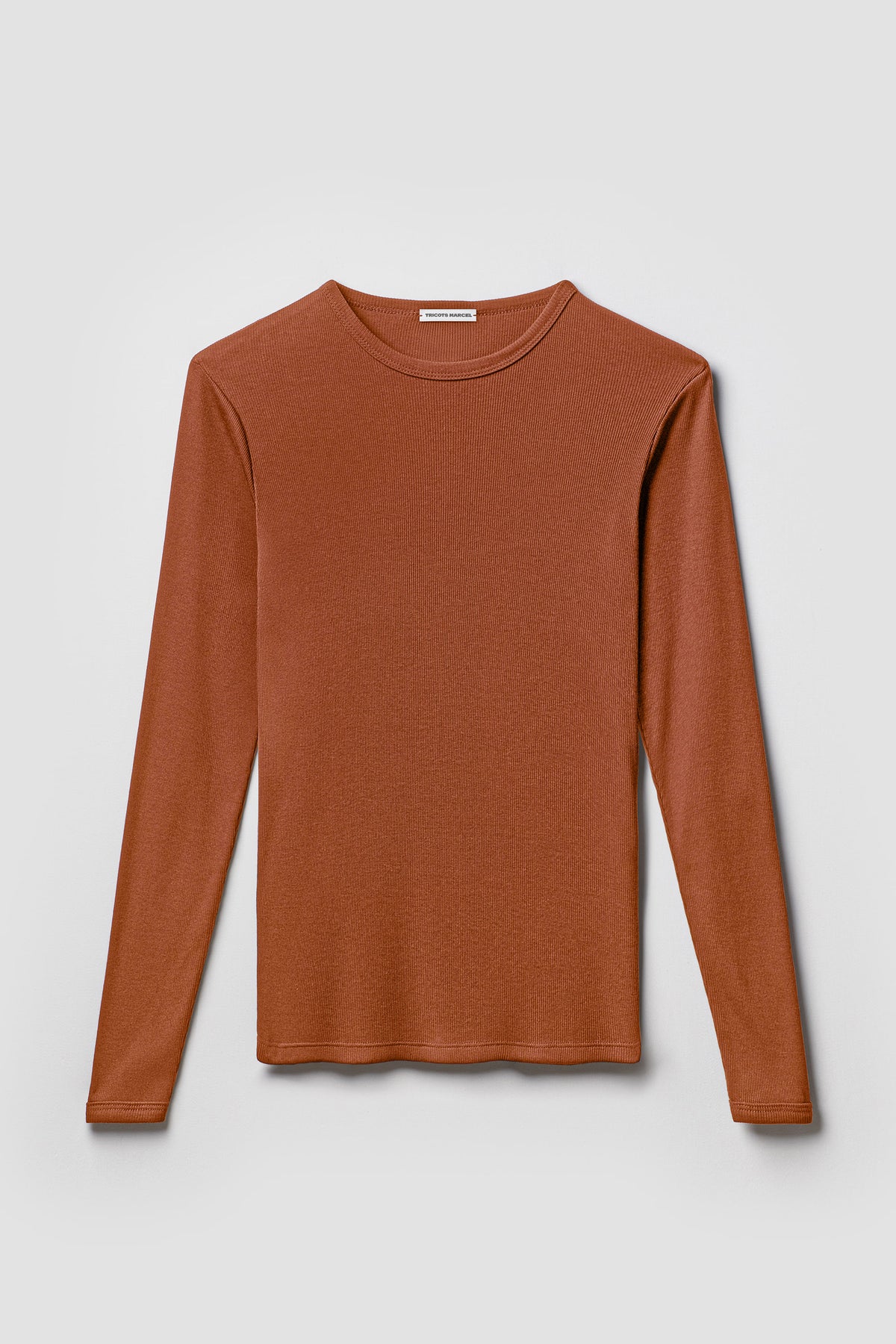 Maillot de corps marron cognac à manches longues en coton Pima côtelé, vue de face sur fond clair.