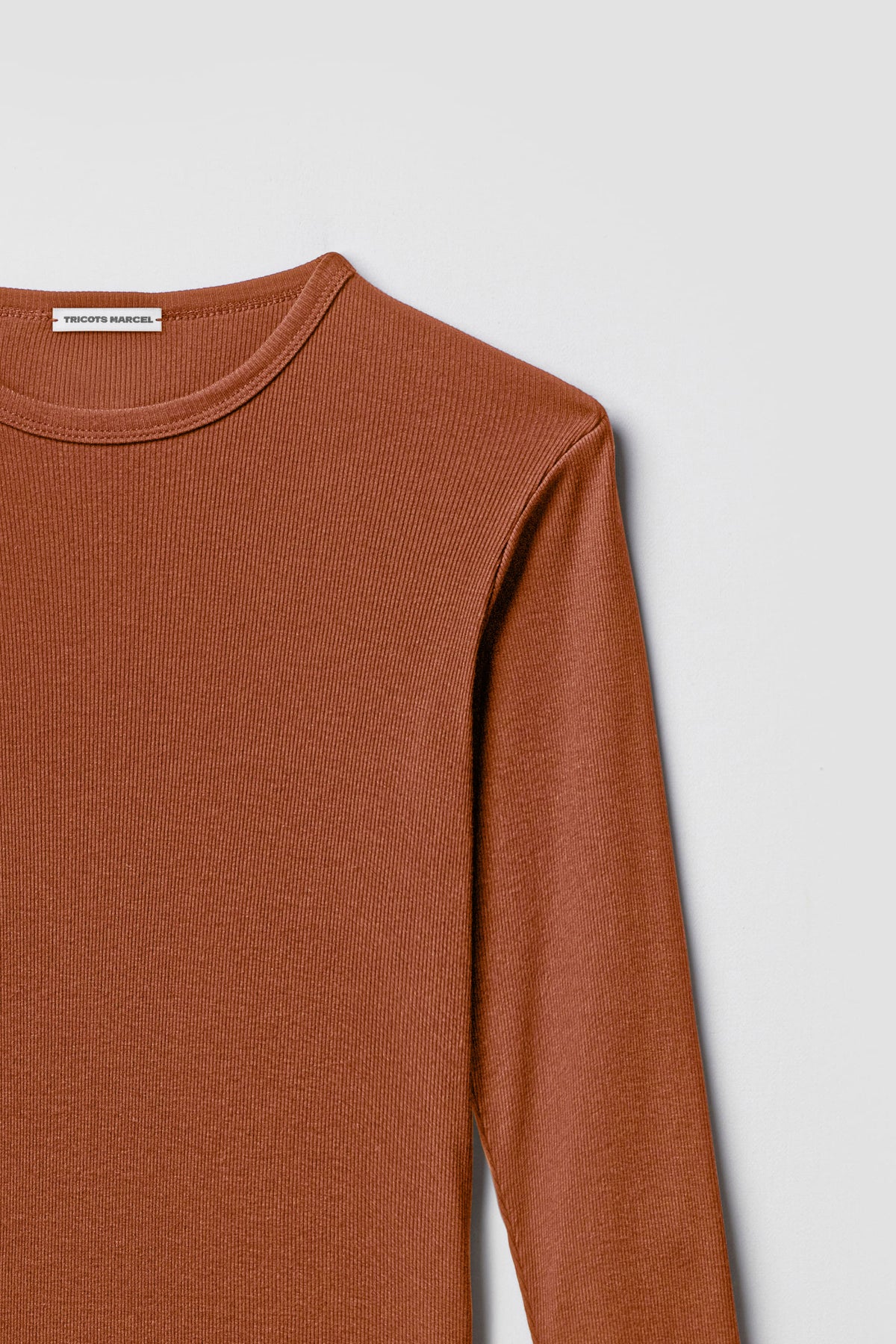 Maillot de corps marron cognac à manches longues en coton Pima côtelé, détail du col rond, de l’épaule et de la maille.
