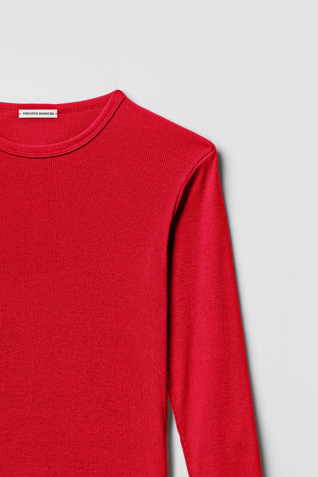 Maillot de corps rouge à manches longues en coton Pima côtelé, détail du col rond, de l’épaule et de la maille.