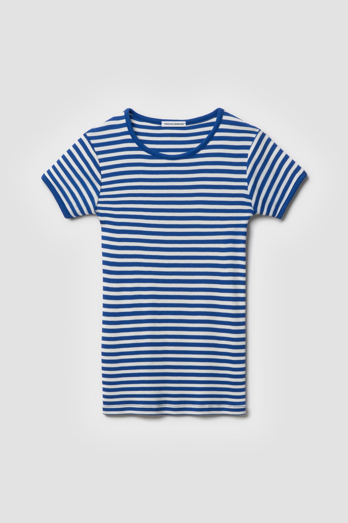 Maillot de corps marinière rayé bleu et écru à manches courtes en coton bio côtelé, vu de face à plat sur fond clair.