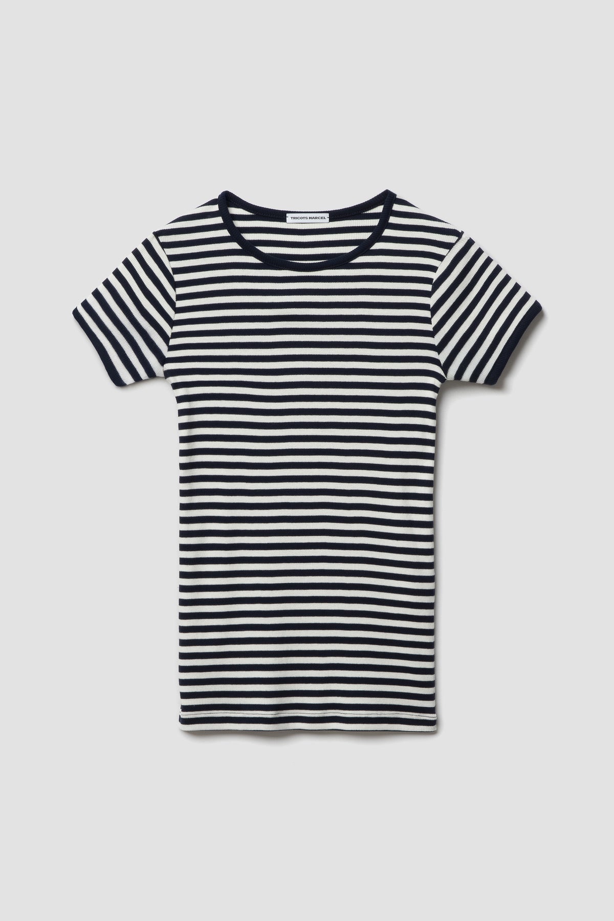 Maillot de corps homme et femme bleu marine et écru à manches courtes en coton bio côtelé, packshot de face montrant les rayures et le col rond.