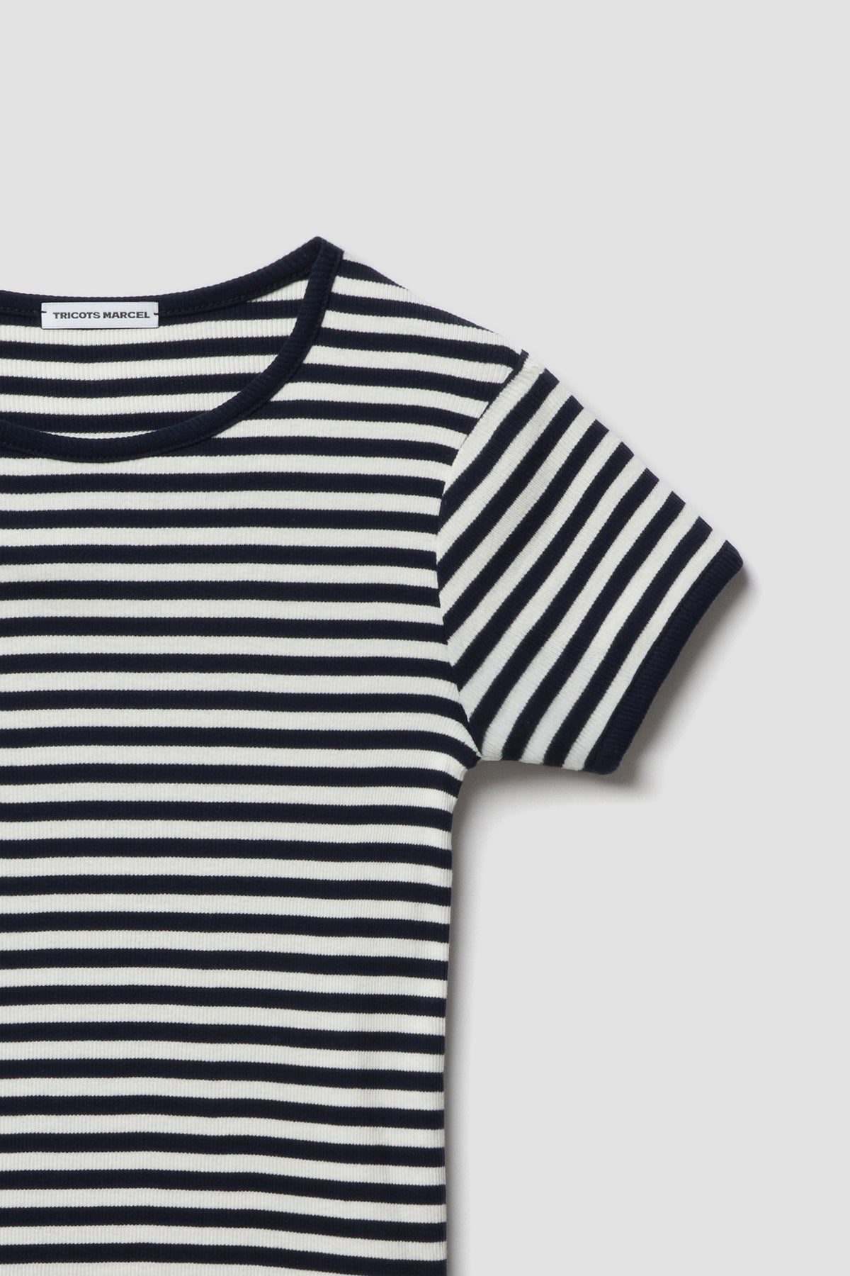 Maillot de corps homme et femme bleu marine et écru à manches courtes en coton bio côtelé, détail du col rond et de l’épaule. Made in France.