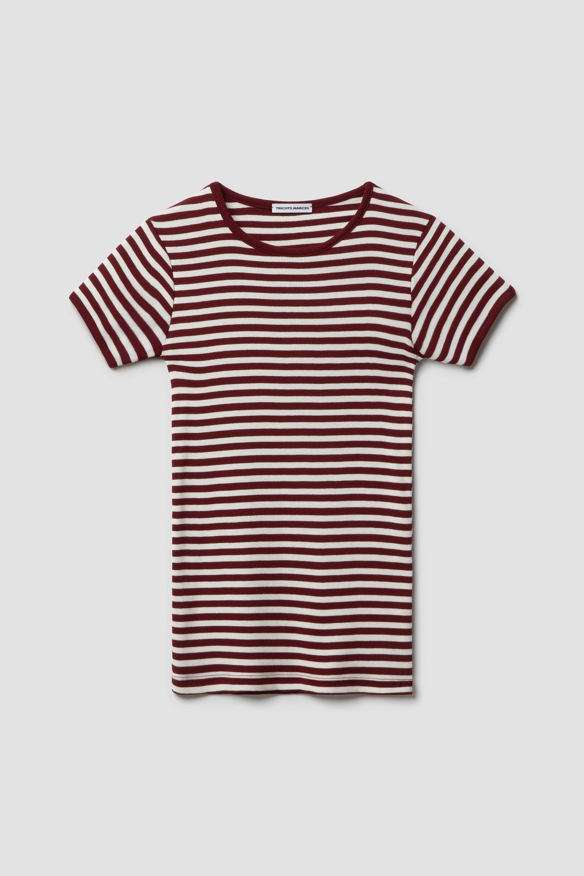 Maillot de corps marinière rayé bordeaux et écru à manches courtes en coton bio côtelé, vu de face à plat sur fond clair.