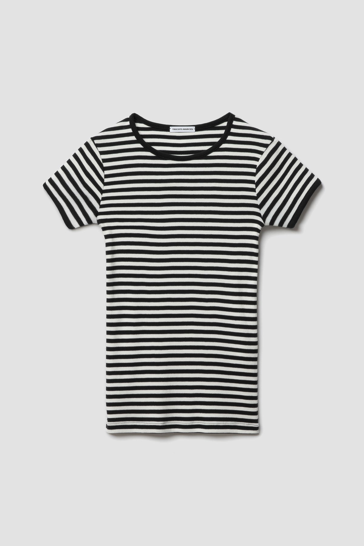 Maillot de corps marinière rayé noir et écru en coton bio côtelé, à manches courtes et col rond, vu de face à plat sur fond clair.