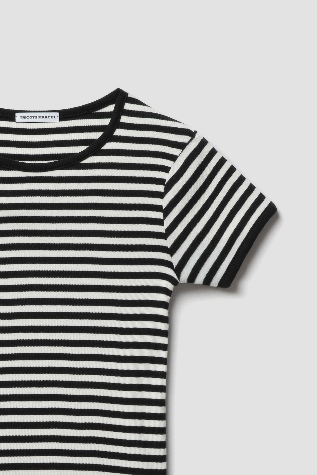 Détail du maillot de corps marinière rayé noir et écru en coton bio côtelé : col rond, manche courte et finitions noires.