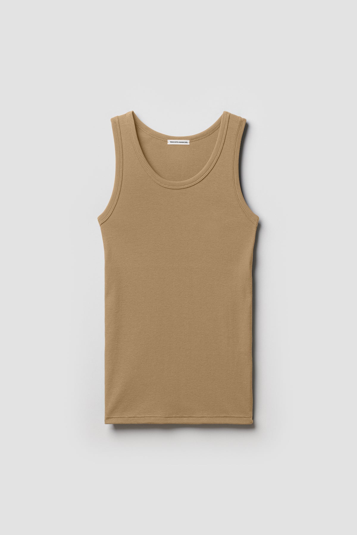 Débardeur Marcel Signature beige kraft en coton Pima côtelé, vue de face sur fond clair.