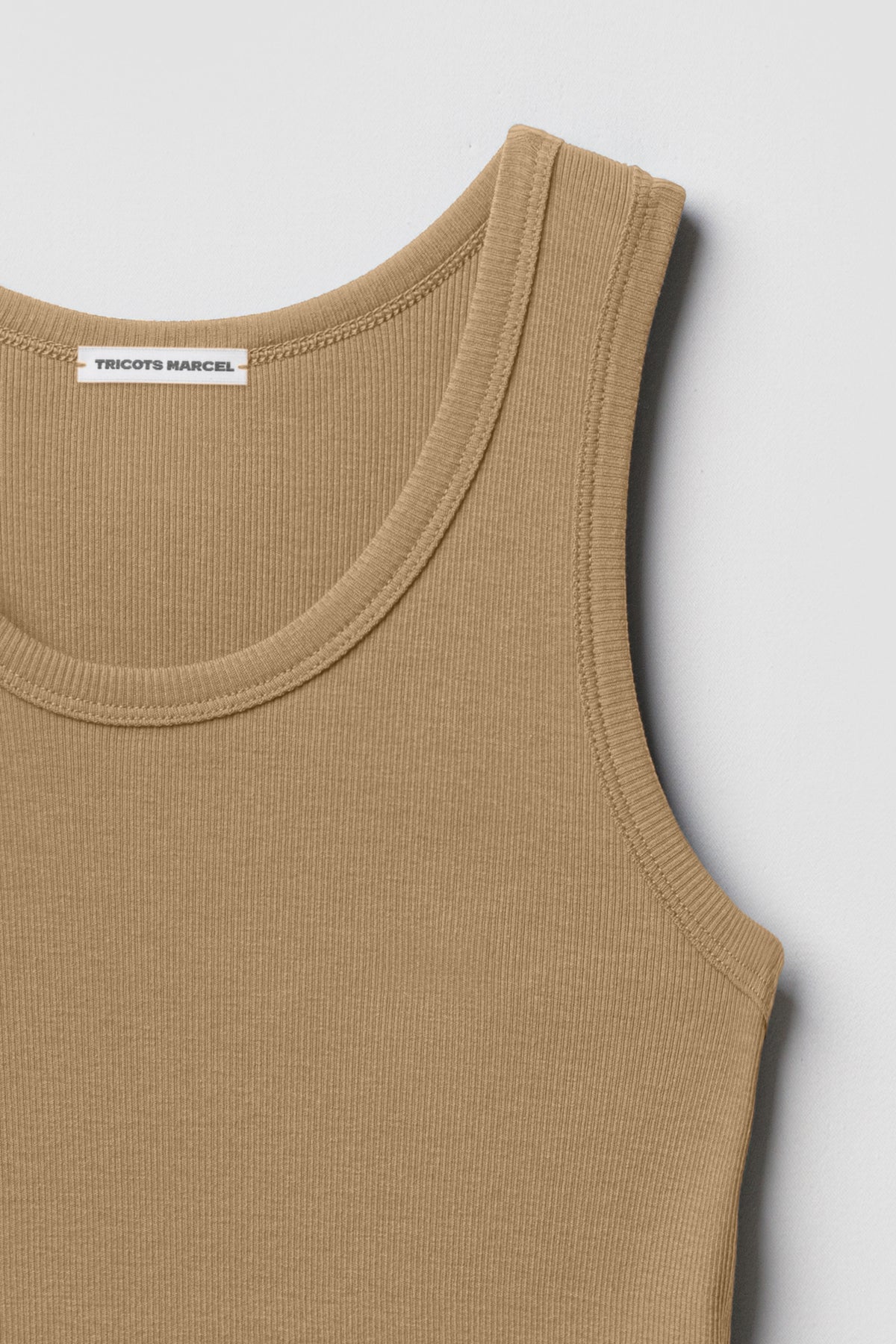 Débardeur Marcel Signature beige kraft en coton Pima côtelé, détail de l’encolure, de la bretelle et de la maille.