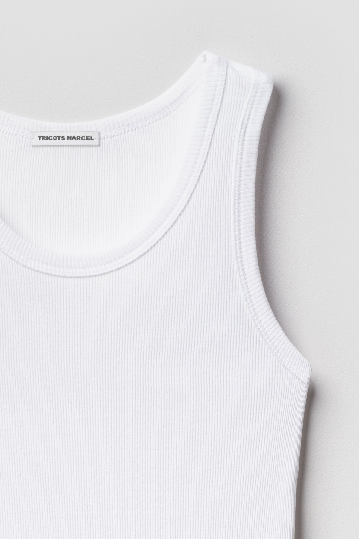 Débardeur Marcel Signature blanc en coton Pima côtelé, détail de l’encolure, de la bretelle et de la maille.