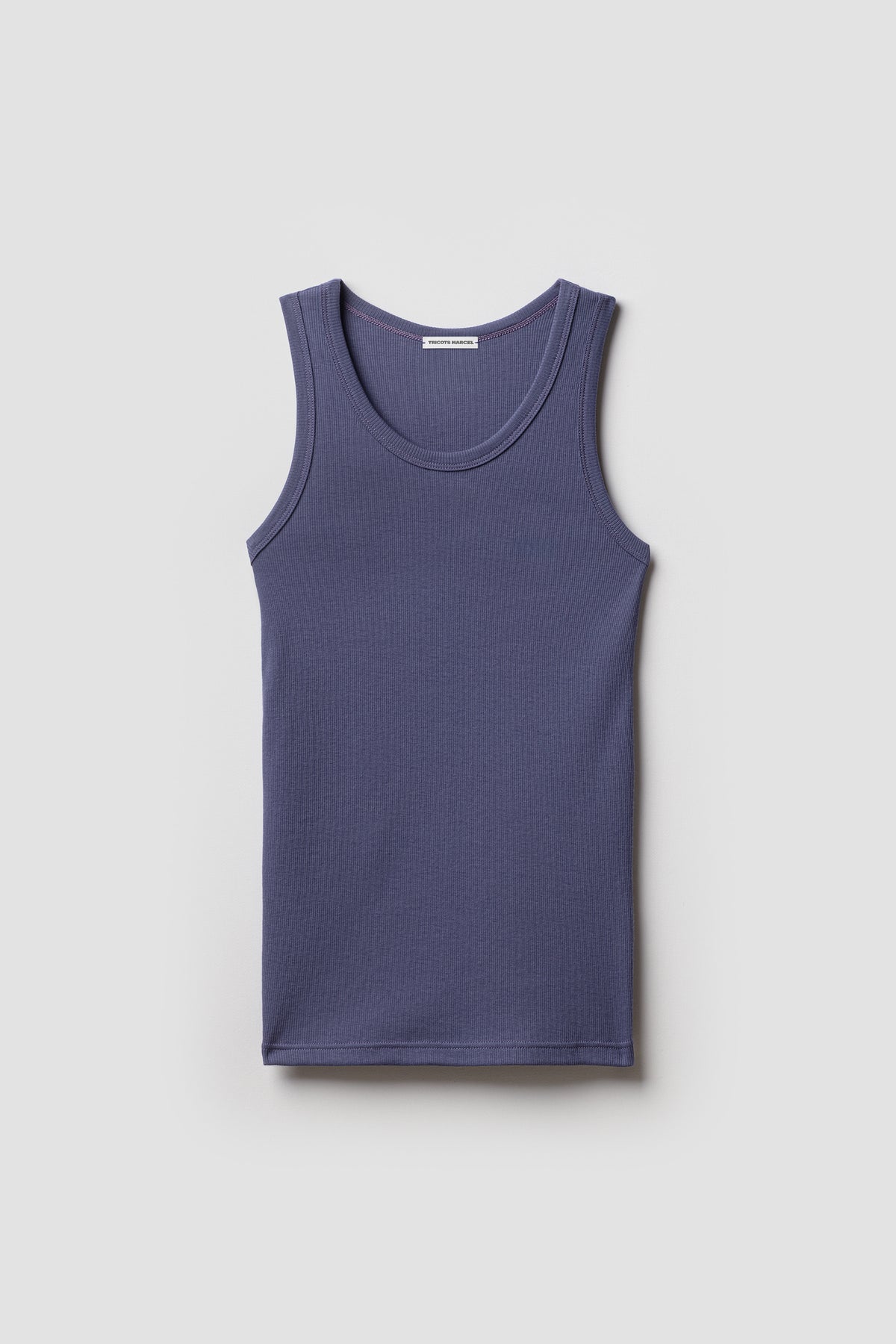 Débardeur Marcel Signature violet denim en coton Pima côtelé, vue de face sur fond clair.
