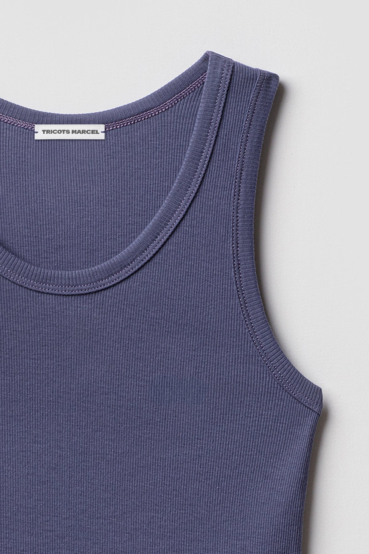 Débardeur Marcel Signature violet denim en coton Pima côtelé, détail de l’encolure, de la bretelle et de la maille.